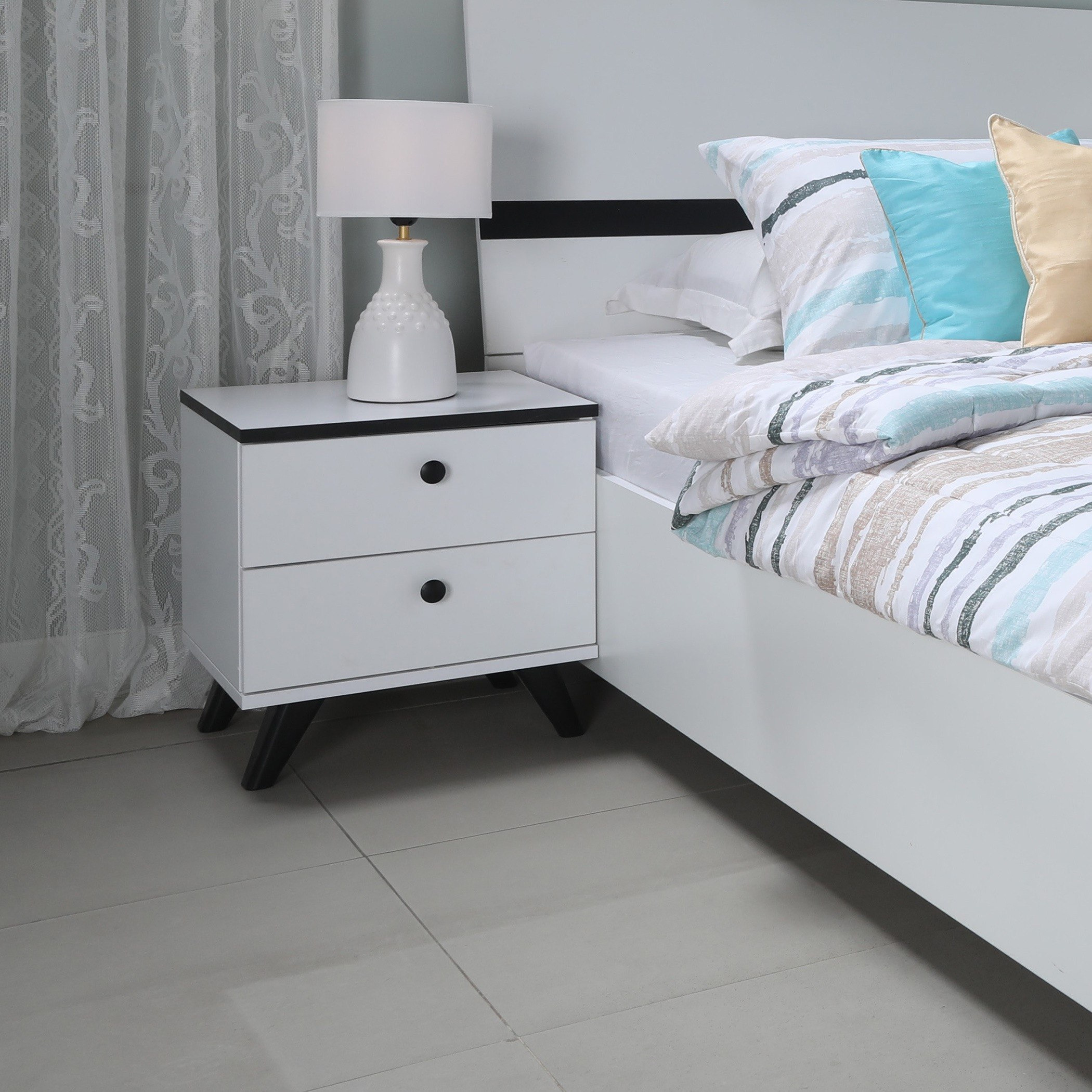 طاولة سرير جانبية بدرجين من ويلينجتون-hbxkidsandyouth-nightstands-image-1