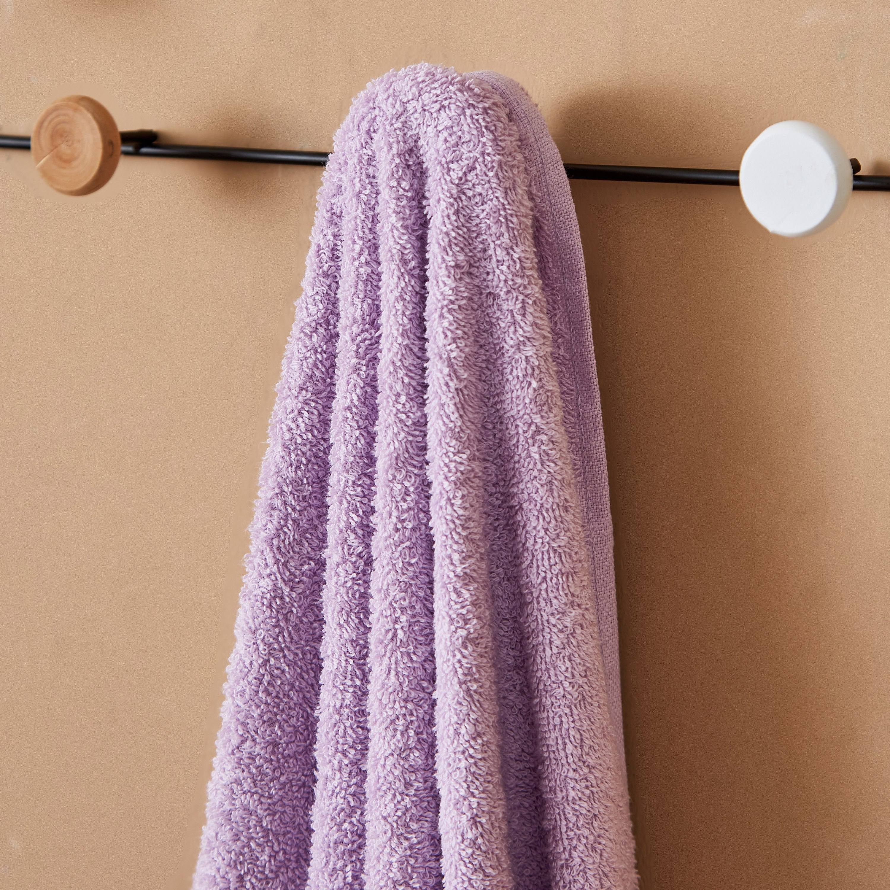 منشفة حمام ممشطة من إيسينشال - 70×140 سم-hbxbathroom-bathroomtextiles-image-2