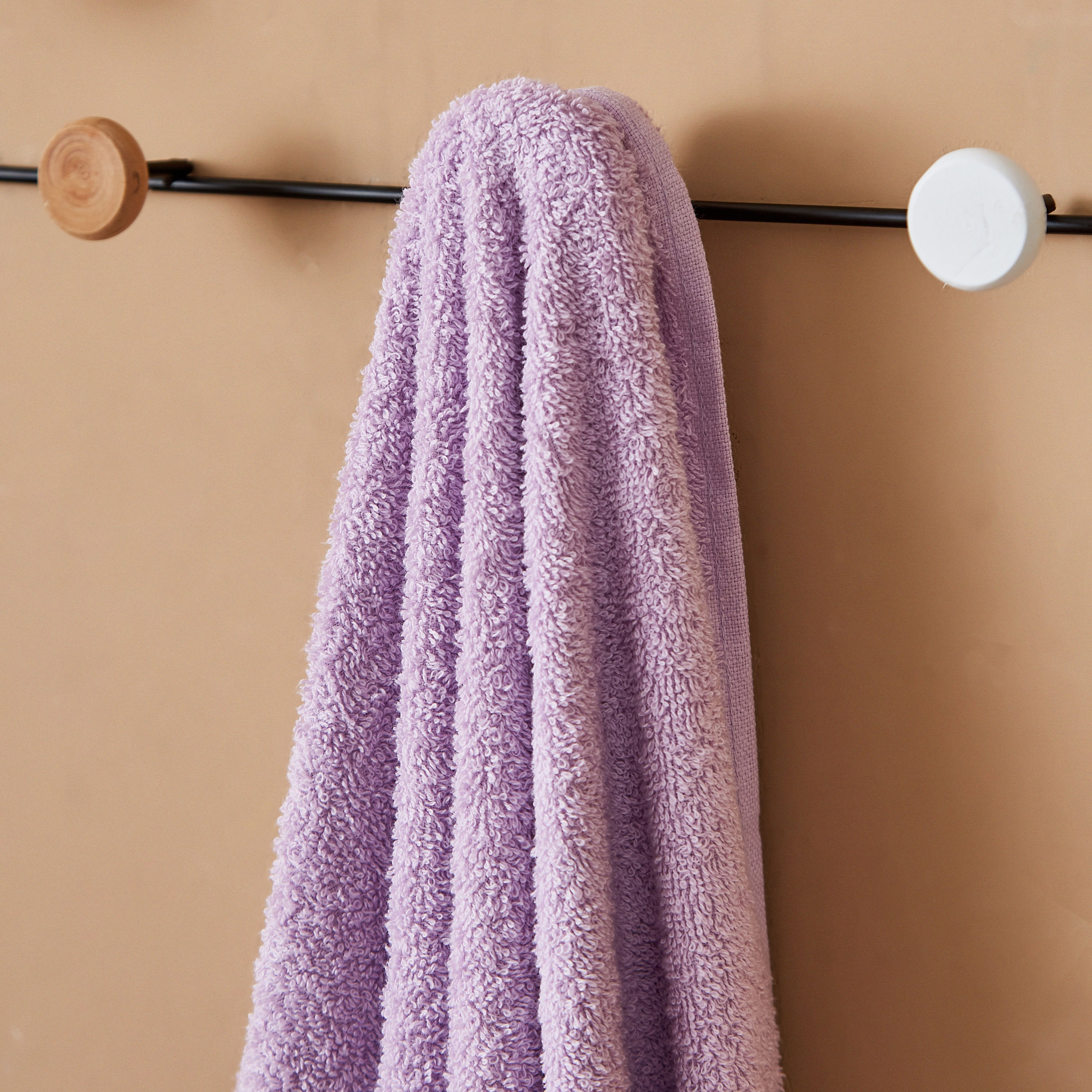 منشفة حمّام ممشطة من إسينشيال - 90x150 سم-hbxbathroom-bathroomtextiles-image-2