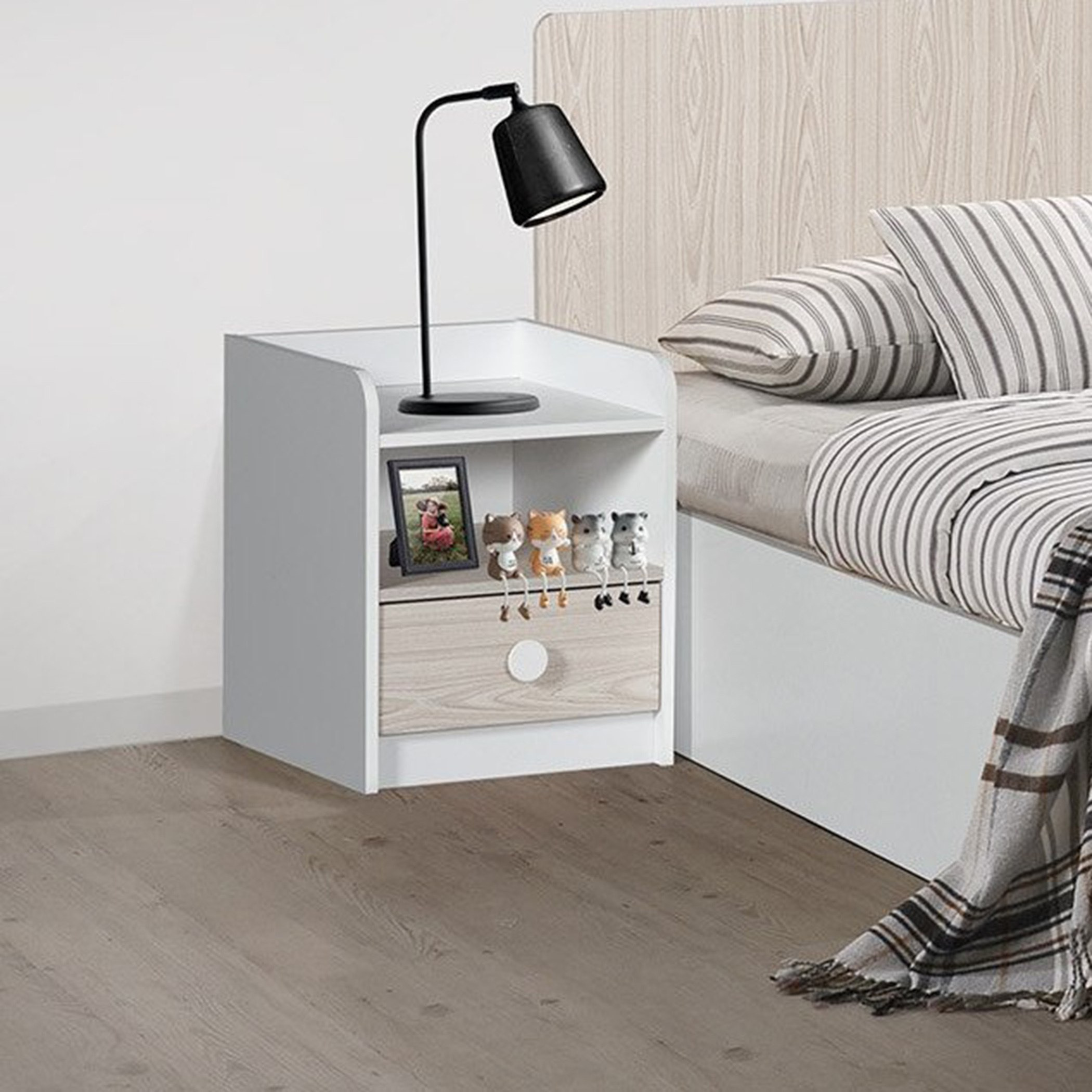 طاولة سرير جانبية بدرج من فانيلا-hbxkidsandyouth-nightstands-image-1