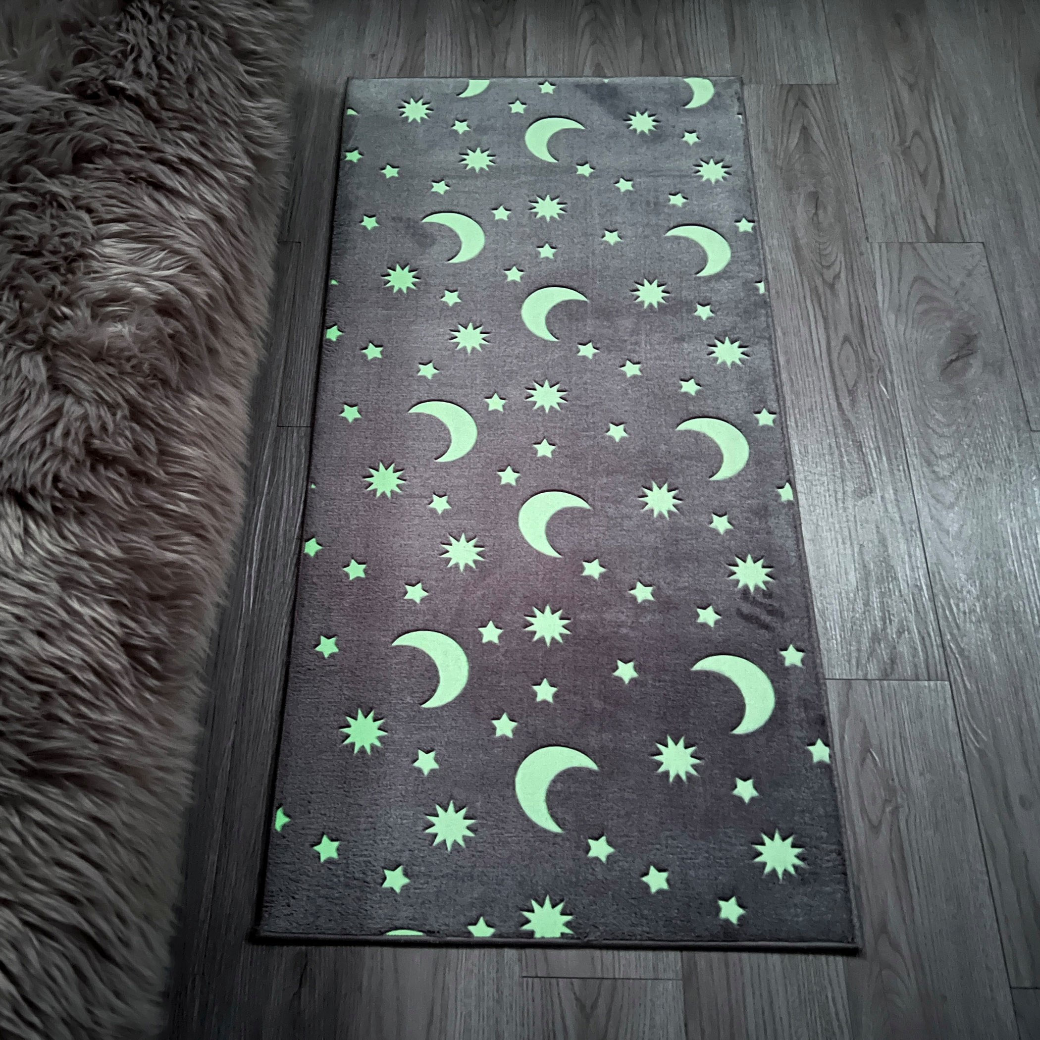 سجادة بتصميم قمر ونجوم تتوهج في الظلام من بن - 60x120 سم-hbxdecorandfurnishings-floorcoverings-rugs-image-1