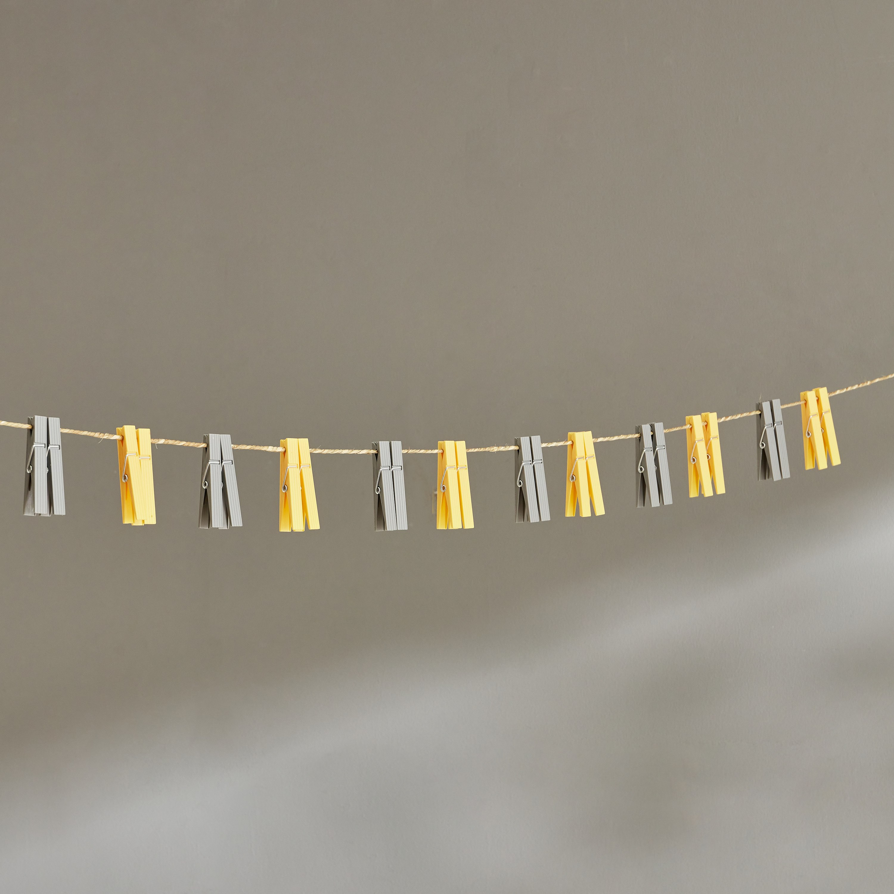 مشبك ملابس إلينا - طقم من 24 قطعة-hbxhomeware-bathandlaundry-clothesdryingracks-image-1