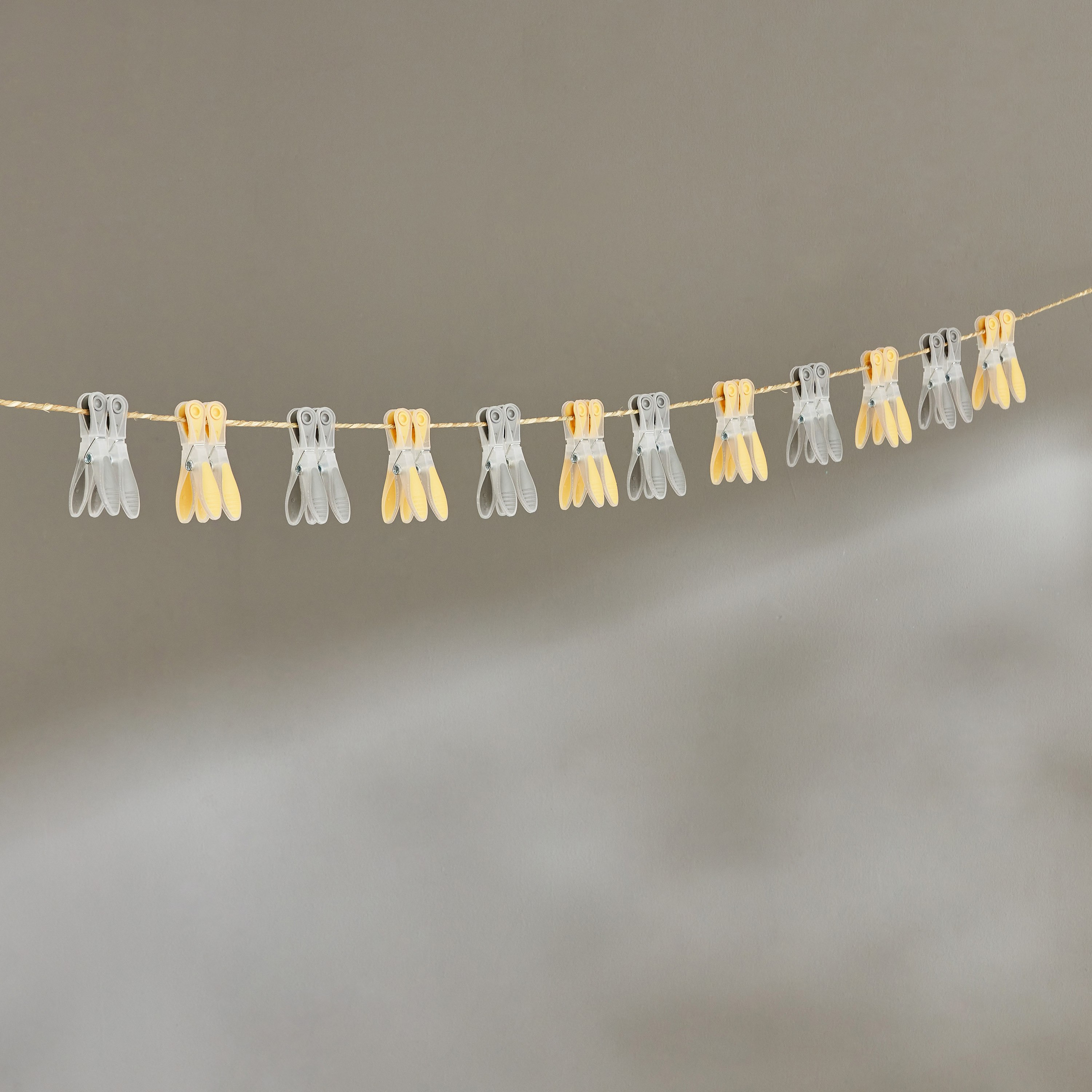 مشبك ملابس من ألينا - طقم من 24 قطعة-hbxhomeware-bathandlaundry-clothesdryingracks-image-1