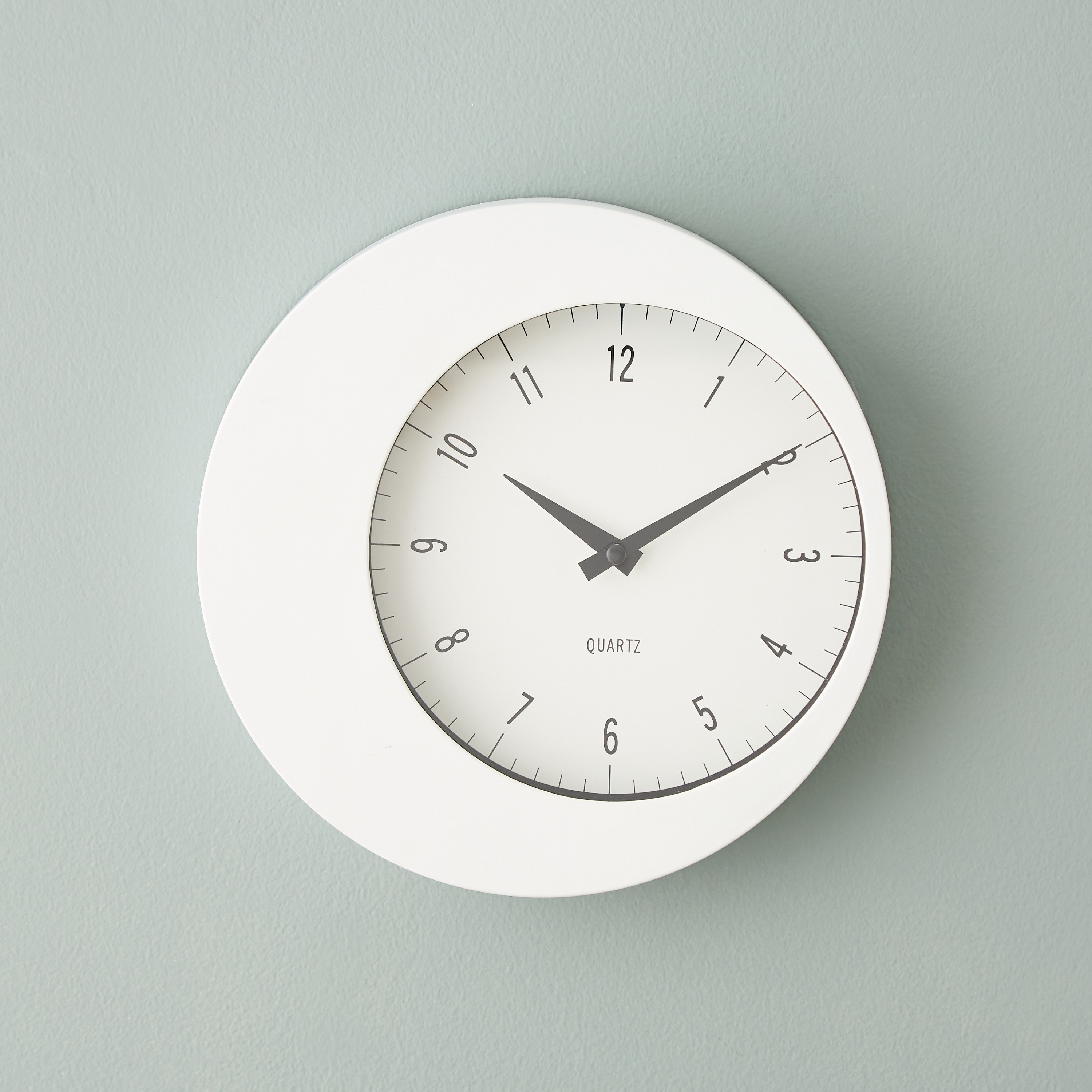 ساعة حائط بلاستيك مستديرة من إيما - 24x4 سم-hbxdiningroom-decorandaccessories-clocks-image-1