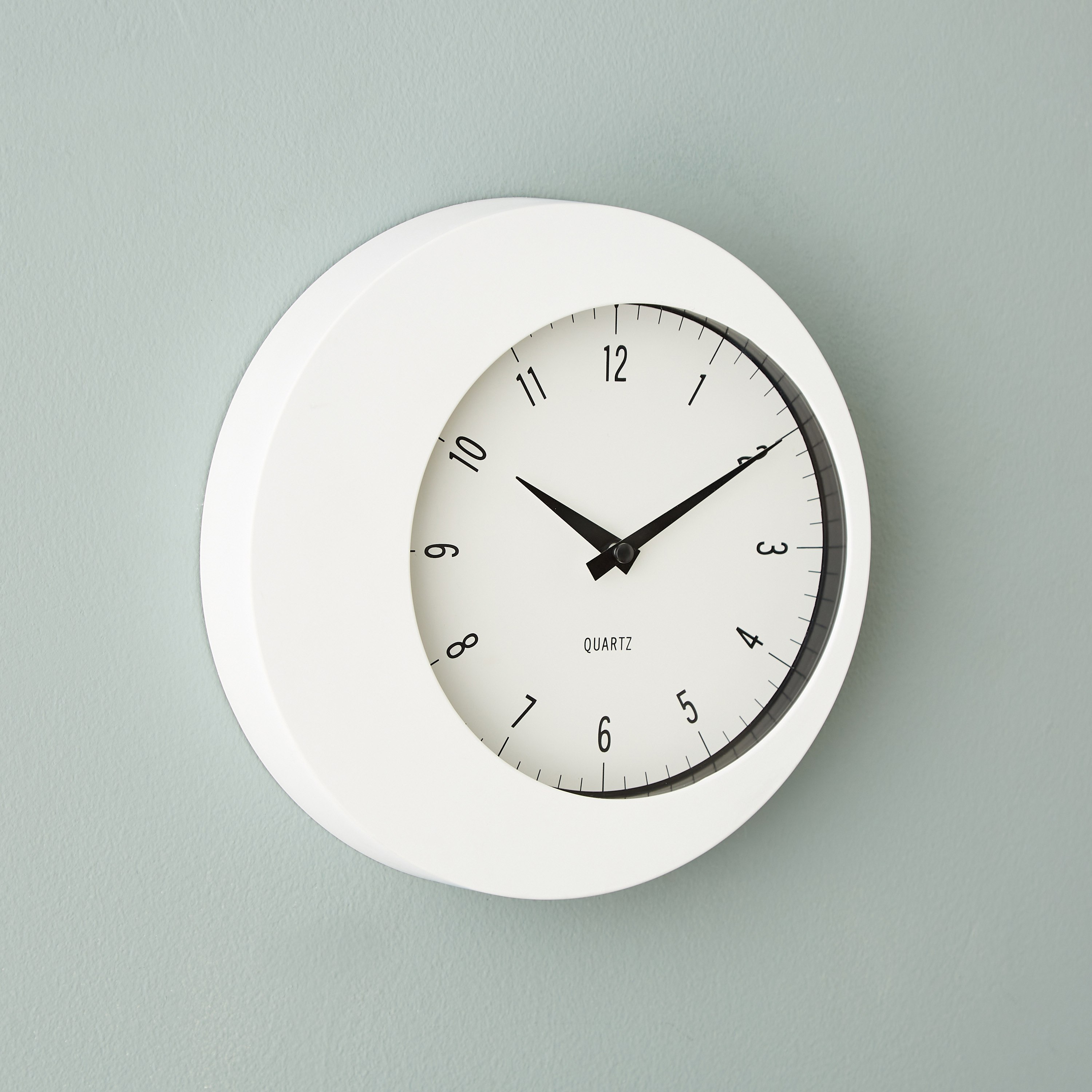 ساعة حائط بلاستيك مستديرة من إيما - 24x4 سم-hbxdiningroom-decorandaccessories-clocks-image-2