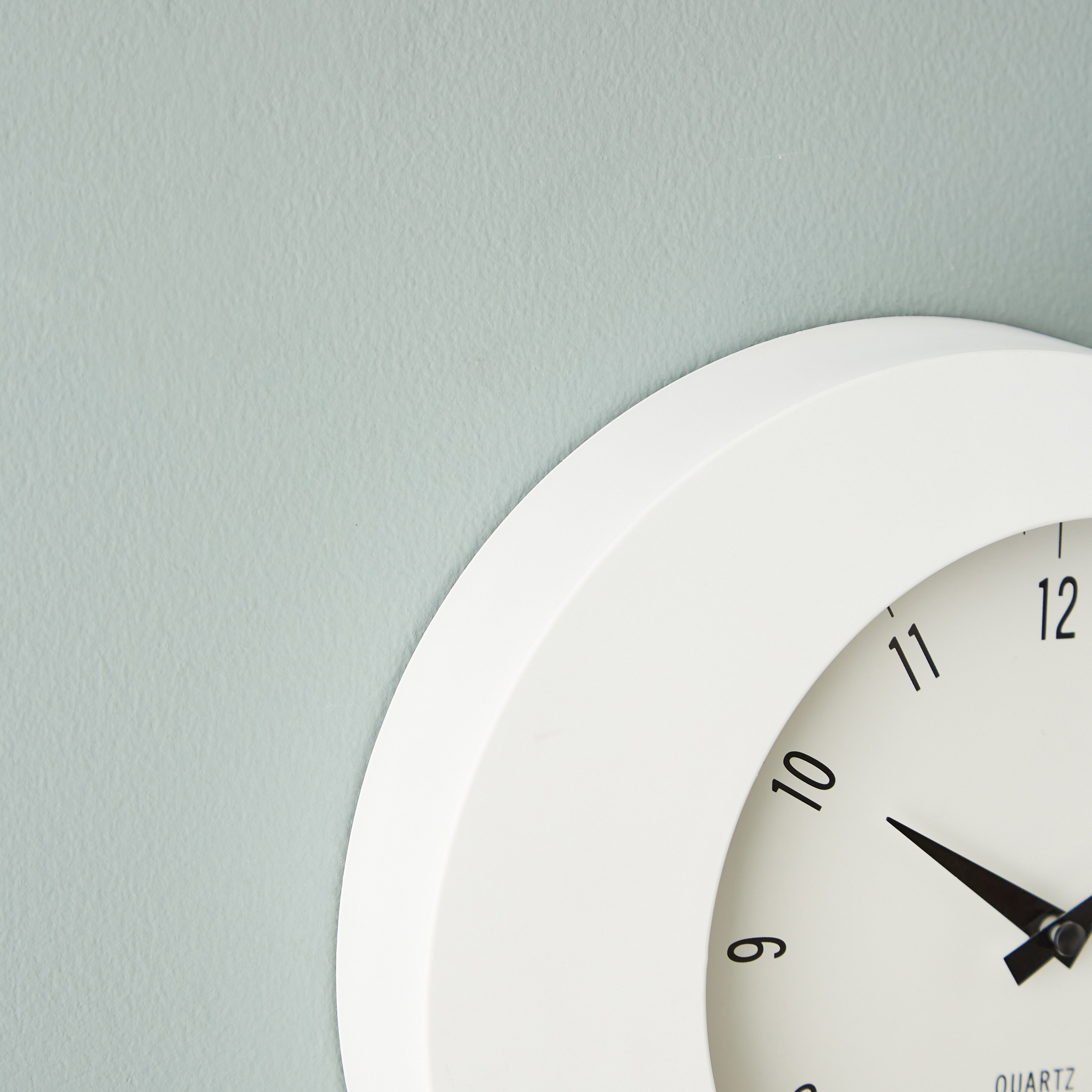 ساعة حائط بلاستيك مستديرة من إيما - 24x4 سم-hbxdiningroom-decorandaccessories-clocks-image-3