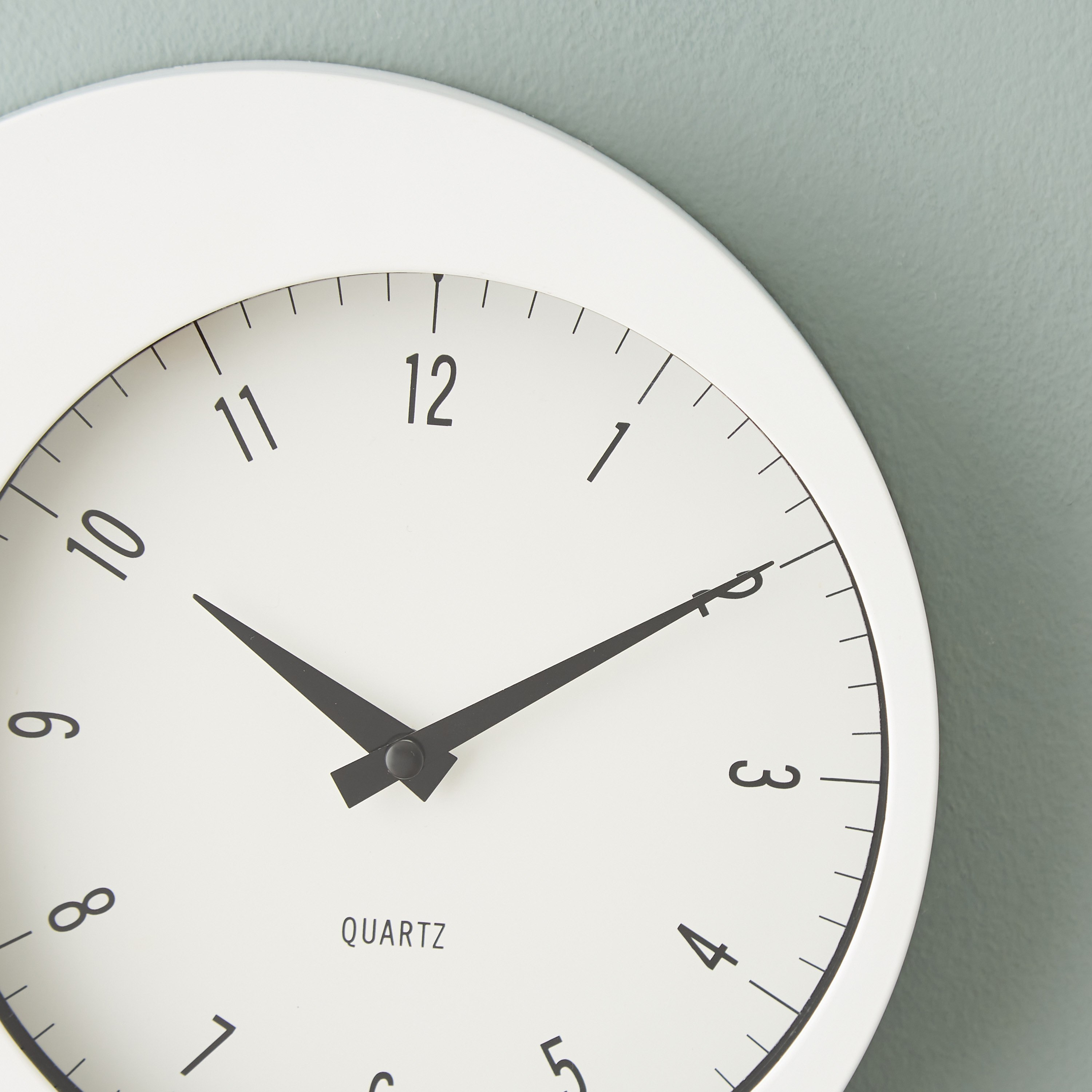 ساعة حائط بلاستيك مستديرة من إيما - 24x4 سم-hbxdiningroom-decorandaccessories-clocks-image-4