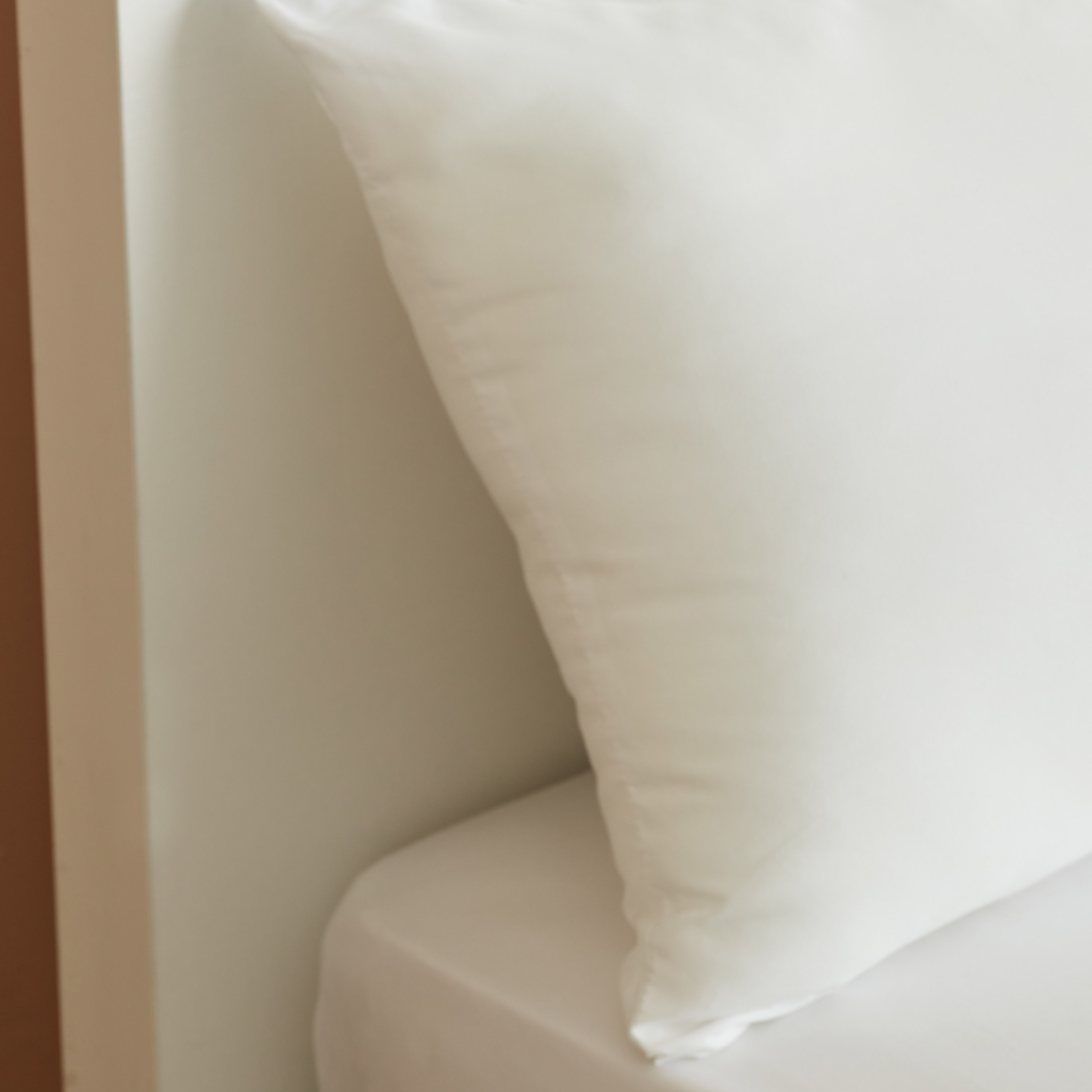 وسادة جسم من الألياف الدقيقة من إيسينشيال - 120x45 سم-hbxdecorandfurnishings-bedding-duvetsandpillows-image-3