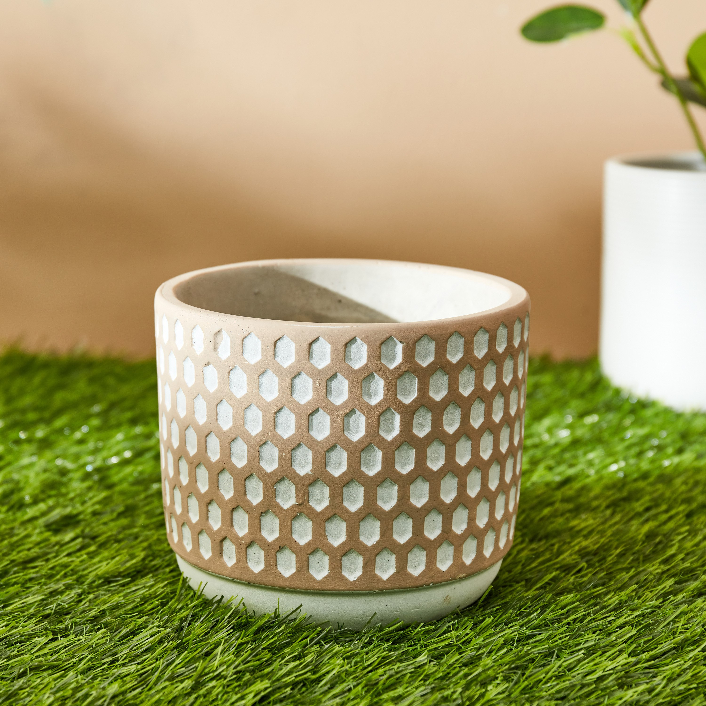إناء حديقة من الإسمنت بنقوش منقطة من أوليف - 14x14x12 سم-hbxdecorandfurnishings-homeaccessories-artificialflowersandplants-image-1