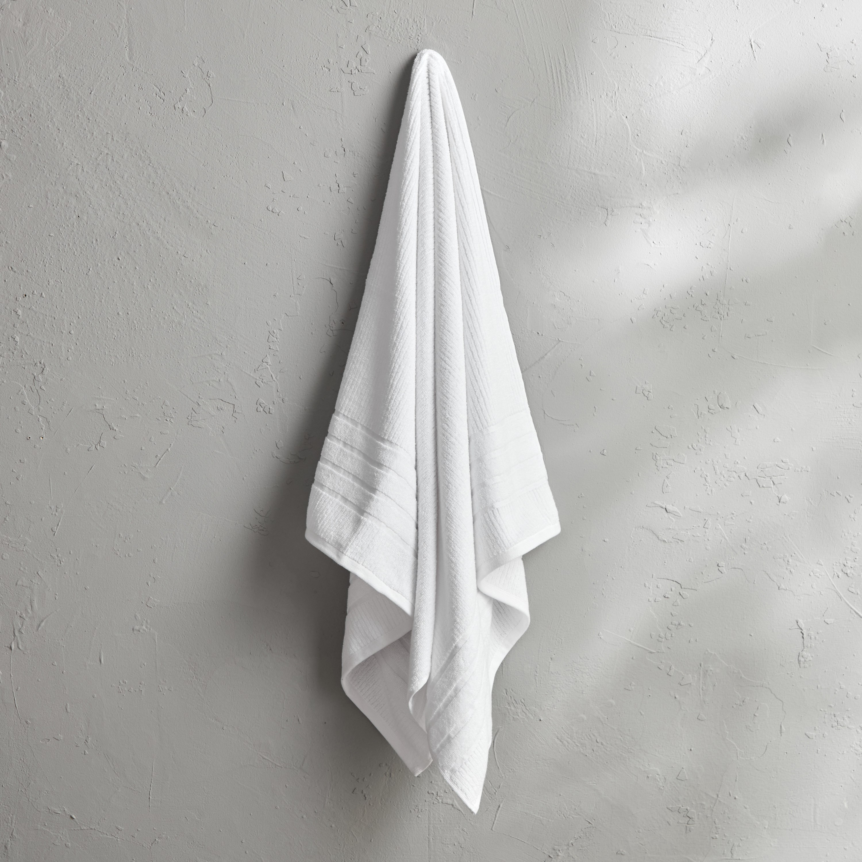 منشفة حمام قطن مضلعة من ماتيو - 136x68 سم-hbxbathroom-bathroomtextiles-image-1