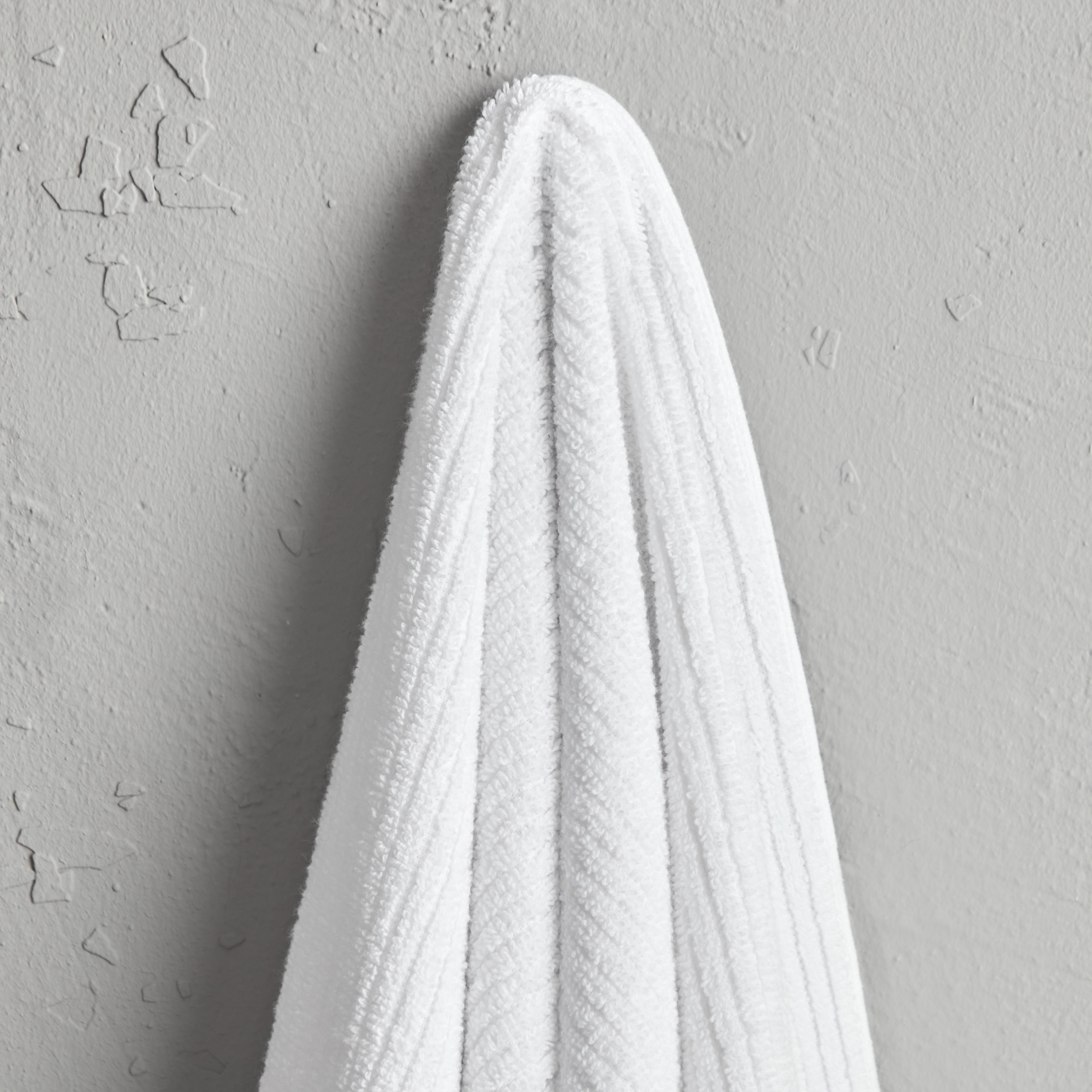 منشفة حمام قطن مضلعة من ماتيو - 136x68 سم-hbxbathroom-bathroomtextiles-image-2