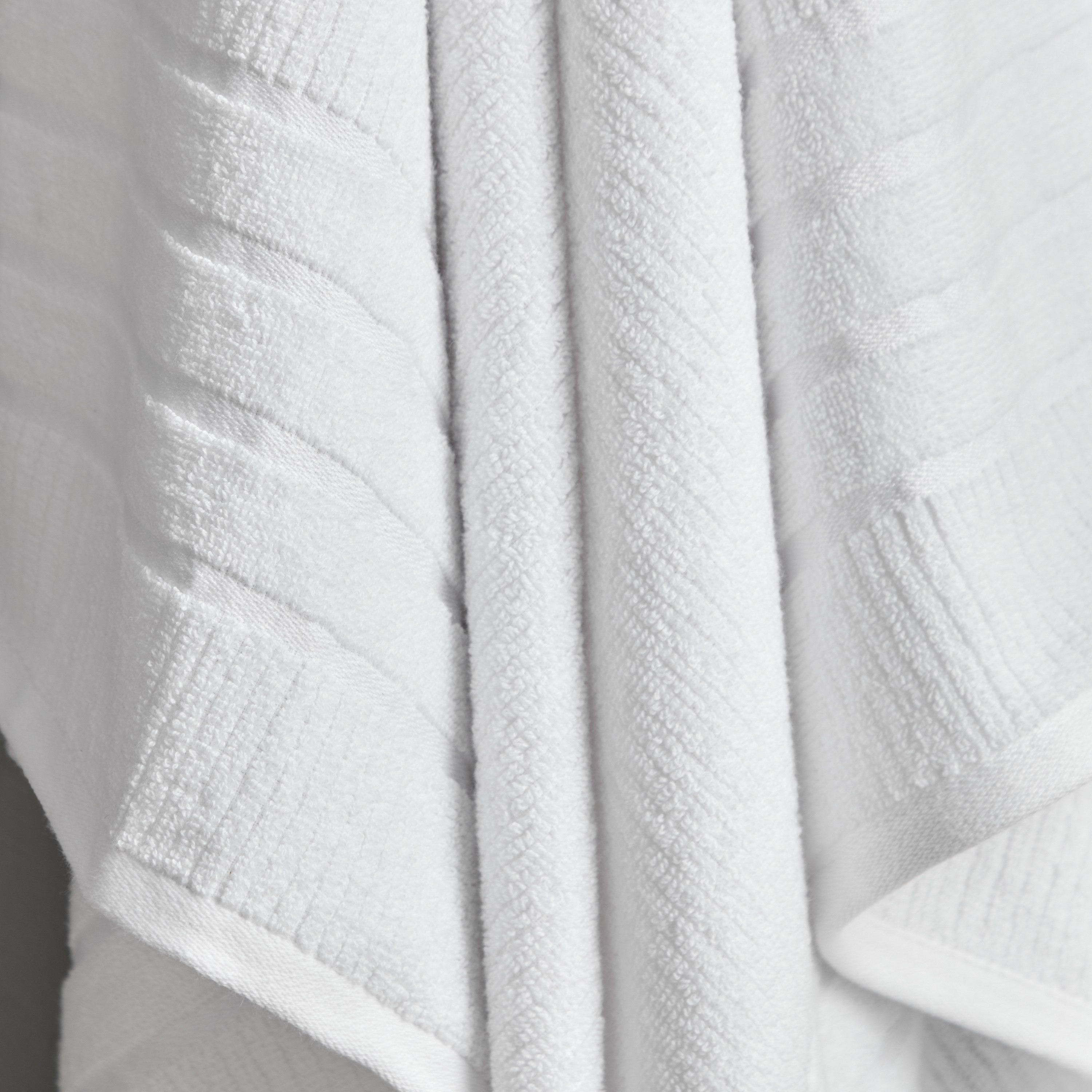 منشفة حمام قطن مضلعة من ماتيو - 136x68 سم-hbxbathroom-bathroomtextiles-image-3