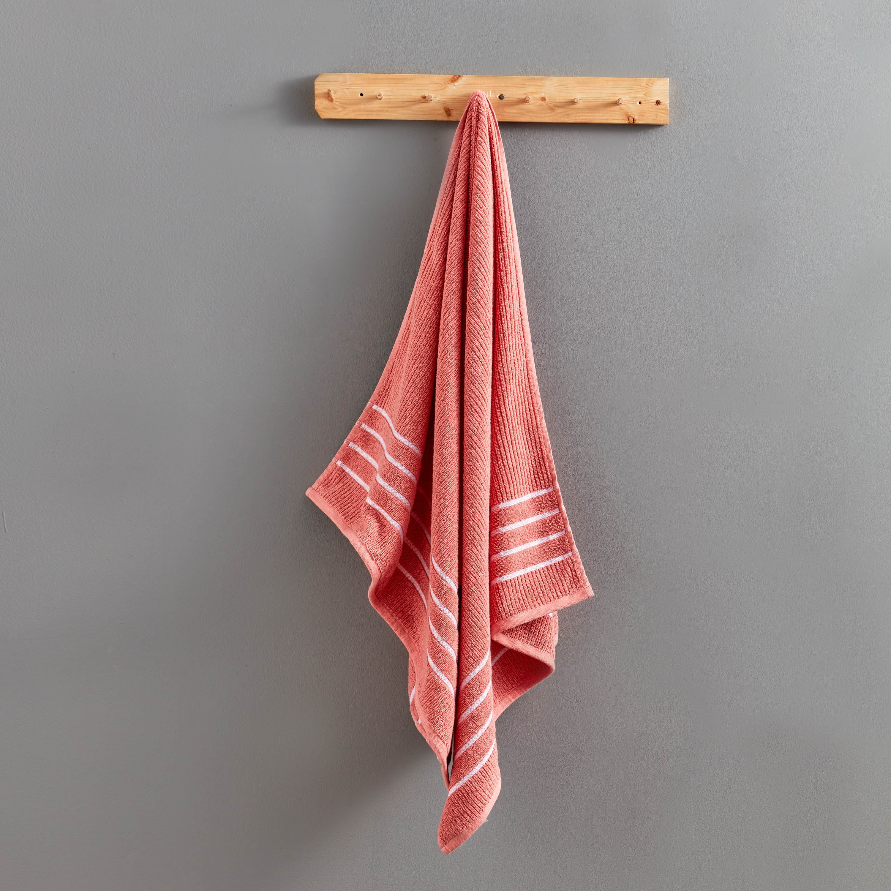 منشفة حمام قطن مضلعة من ماتيو - 136x68 سم-hbxbathroom-bathroomtextiles-image-1