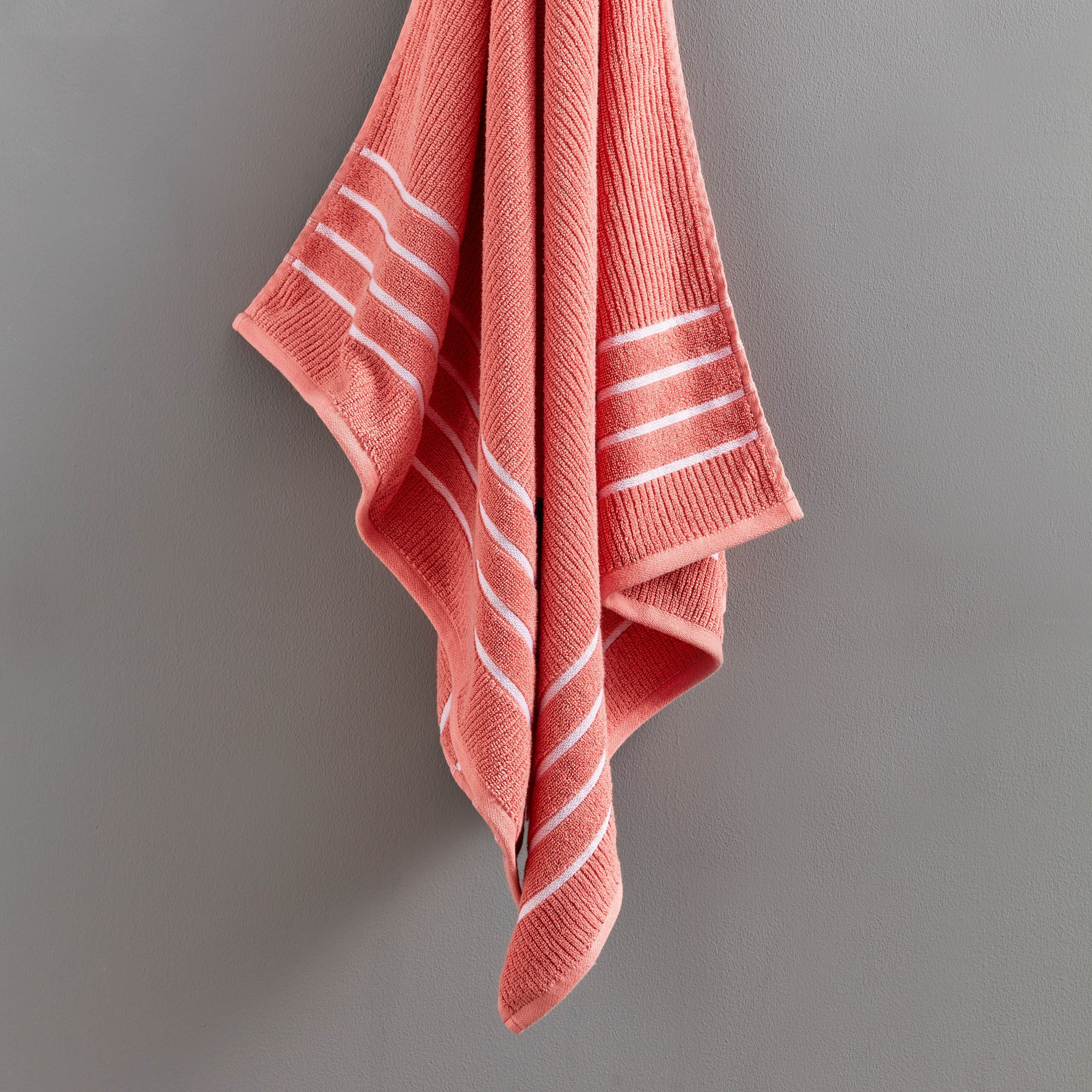منشفة حمام قطن مضلعة من ماتيو - 136x68 سم-hbxbathroom-bathroomtextiles-image-2