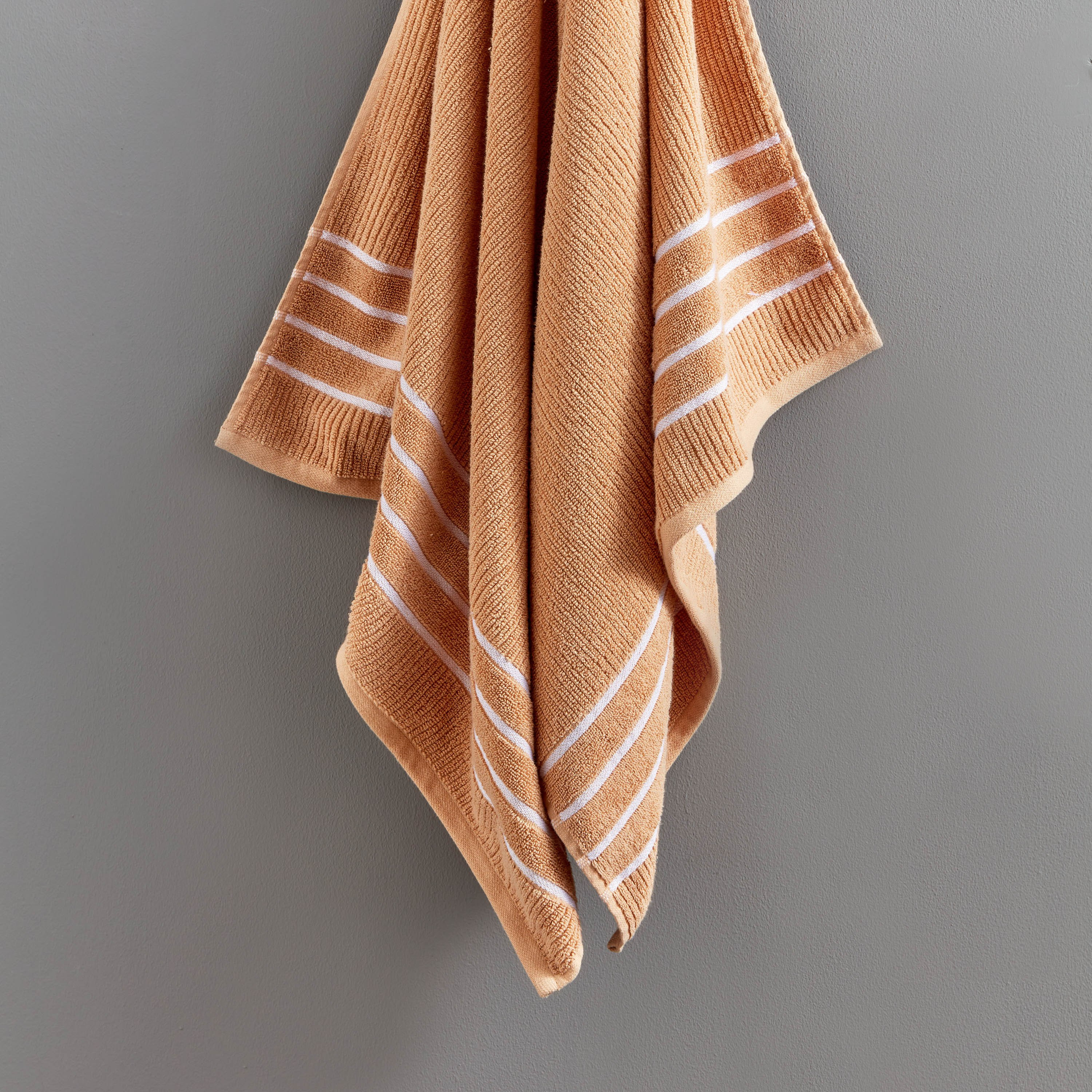 منشفة حمام قطن مضلعة من ماتيو - 136x68 سم-hbxbathroom-bathroomtextiles-image-2