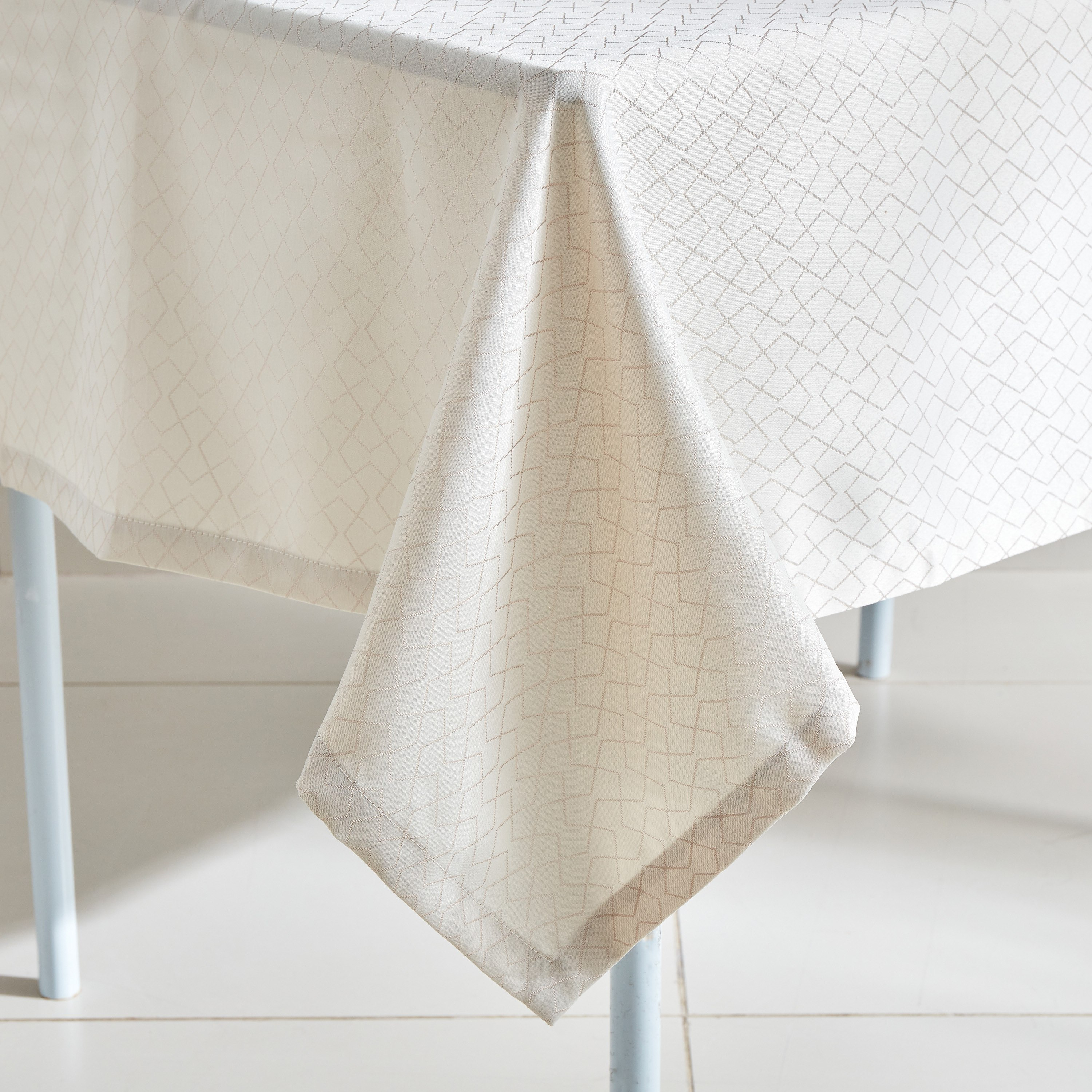 مفرش طاولة جاكارد من هاربر - 130x170 سم-hbxdecorandfurnishings-homefurnishings-tablelinens-image-2