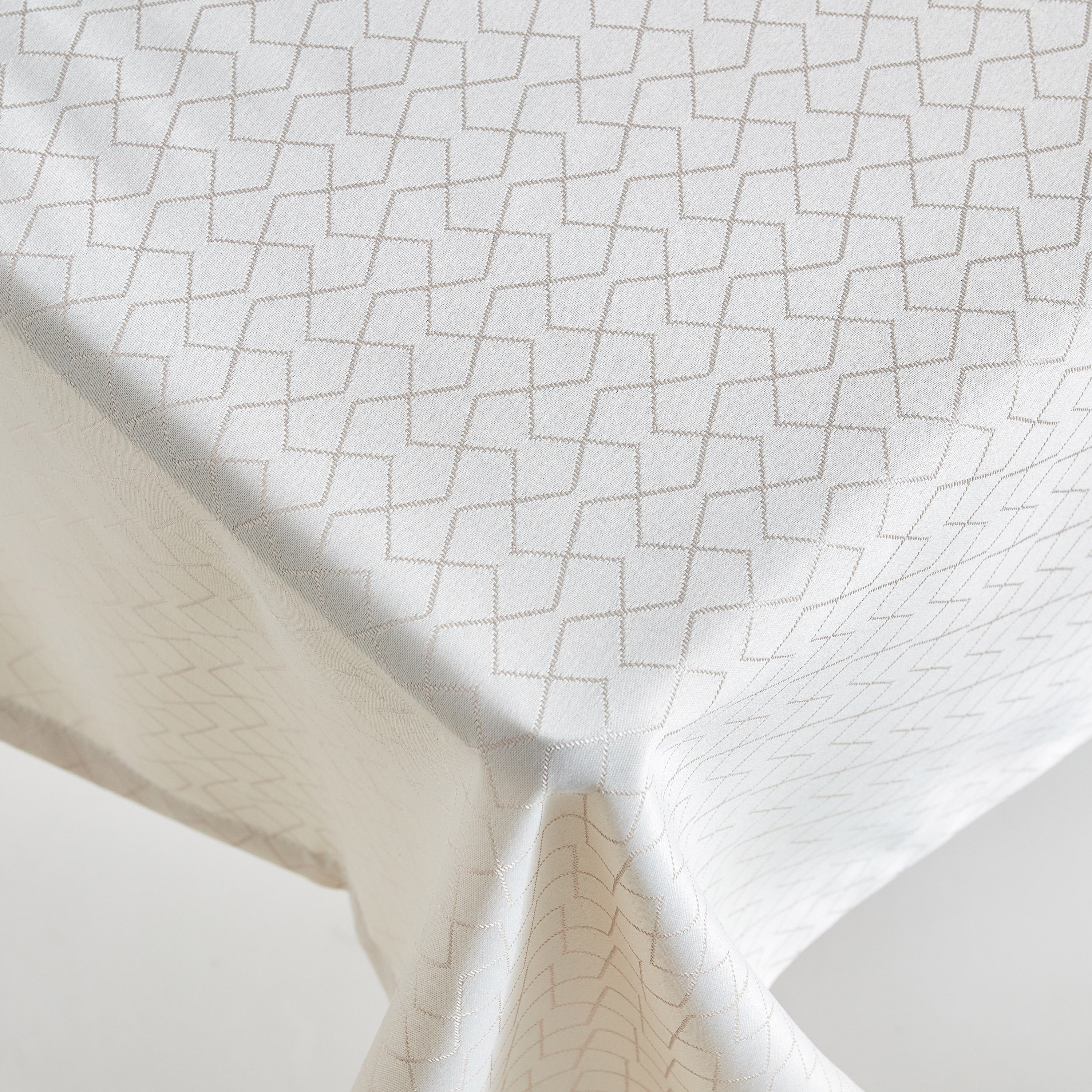 مفرش طاولة جاكارد من هاربر - 130x170 سم-hbxdecorandfurnishings-homefurnishings-tablelinens-image-3