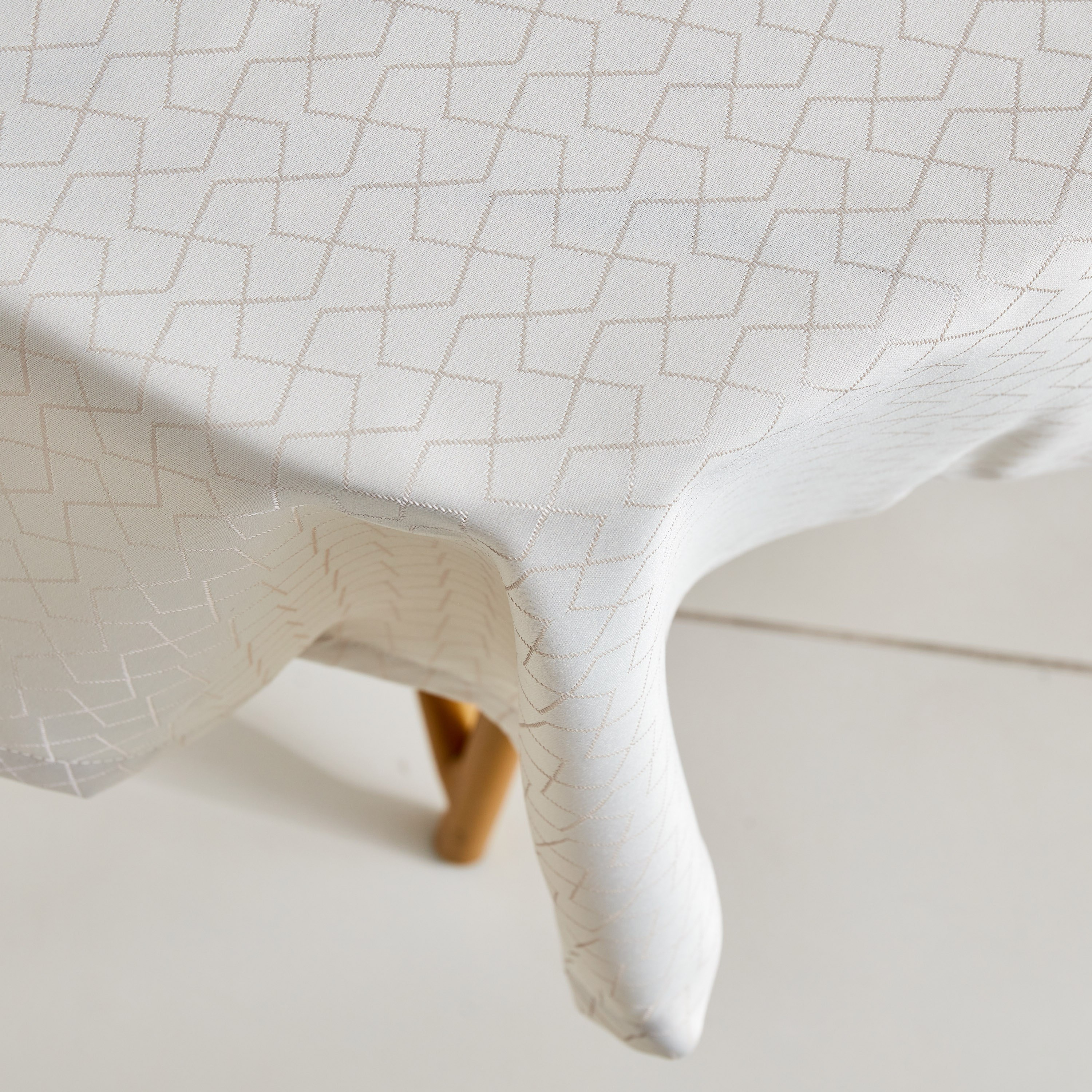 Harper Treillage Jacquard Table Cloth - 140x250 cm-hbxdecorandfurnishings-homefurnishings-tablelinens-image-2