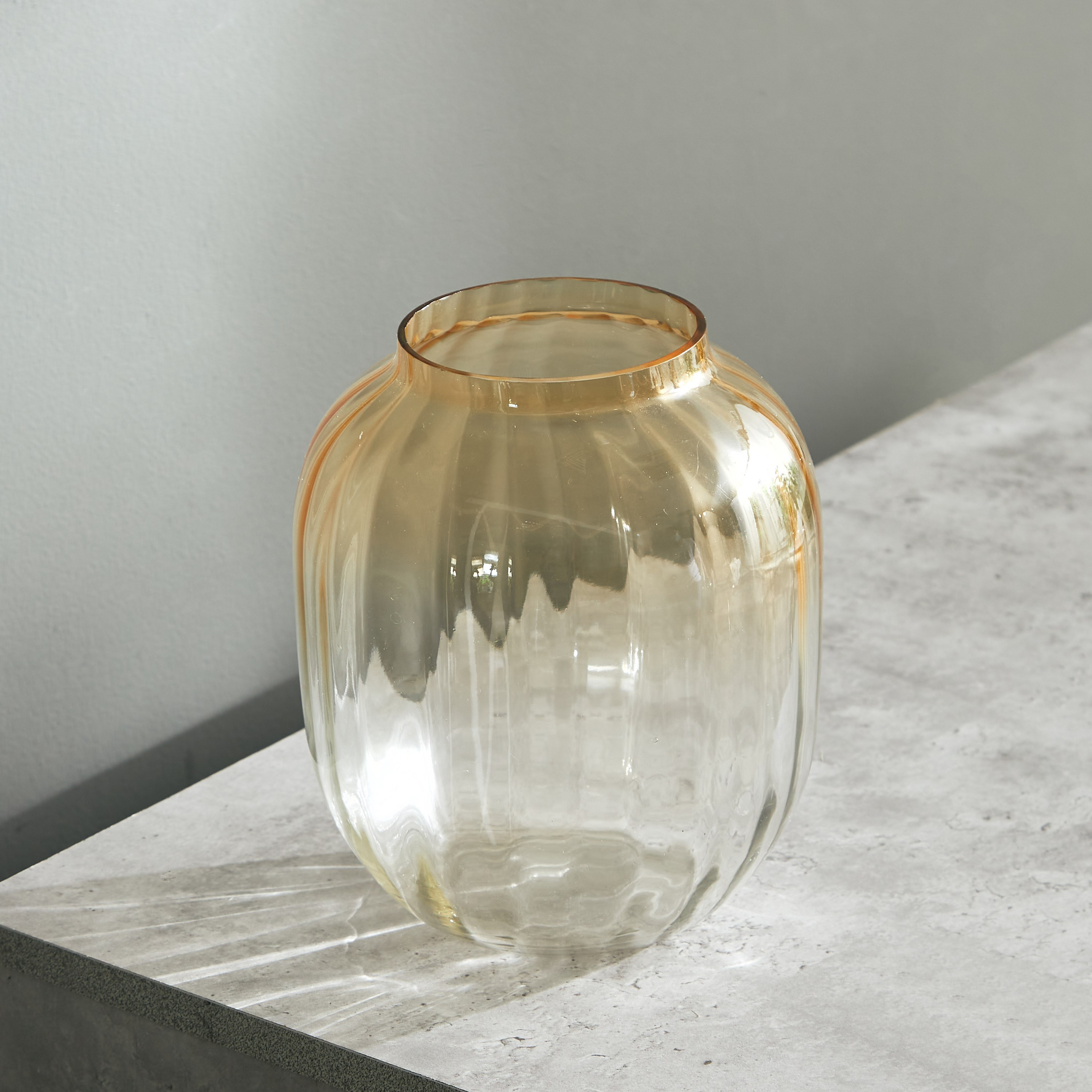 مزهرية زجاج صغيرة من أومبري - 16.5x20.3 سم-hbxbedroom-decorandaccessories-vases-image-2