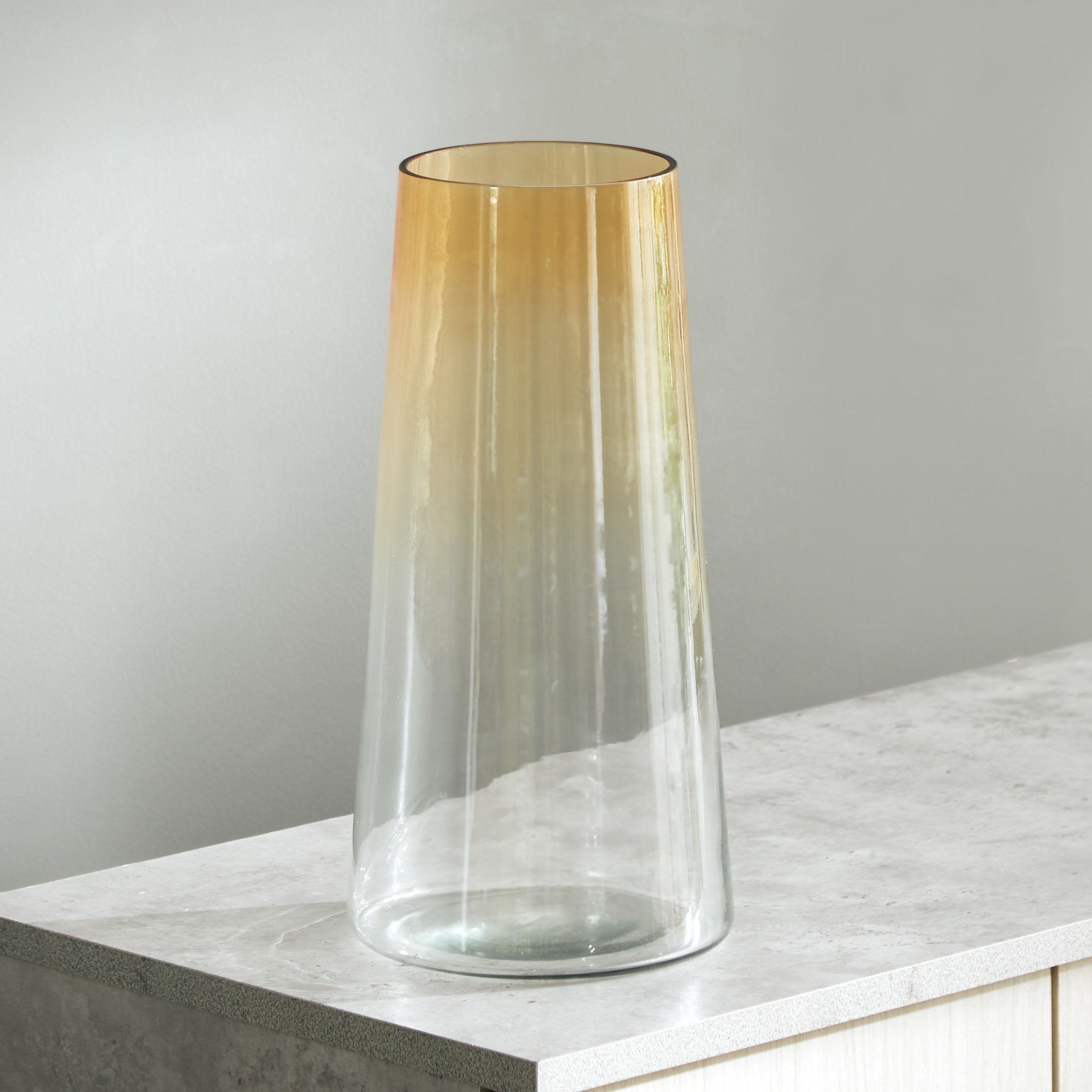 مزهرية زجاج كبيرة مدببة من أومبير - 13.9x30.4 سم-hbxbedroom-decorandaccessories-vases-image-1