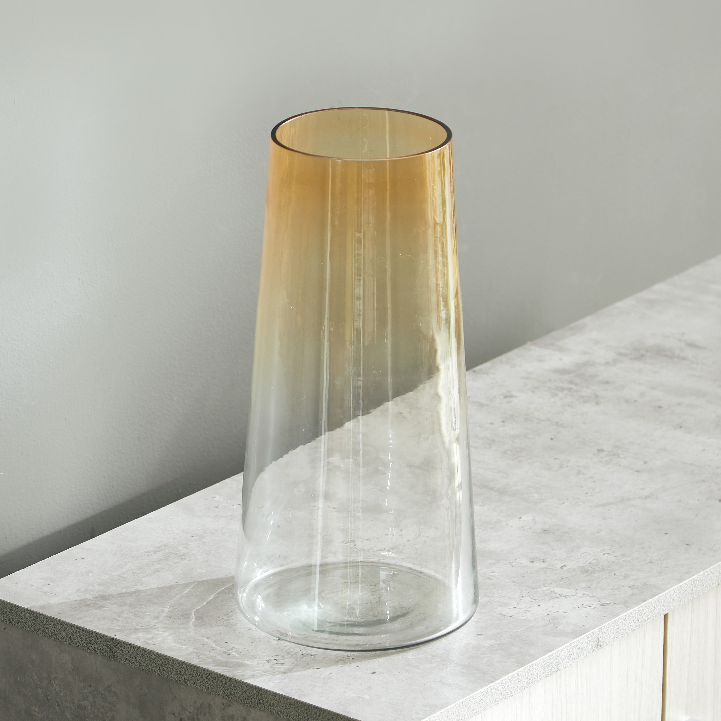 مزهرية زجاج كبيرة مدببة من أومبير - 13.9x30.4 سم-hbxbedroom-decorandaccessories-vases-image-2