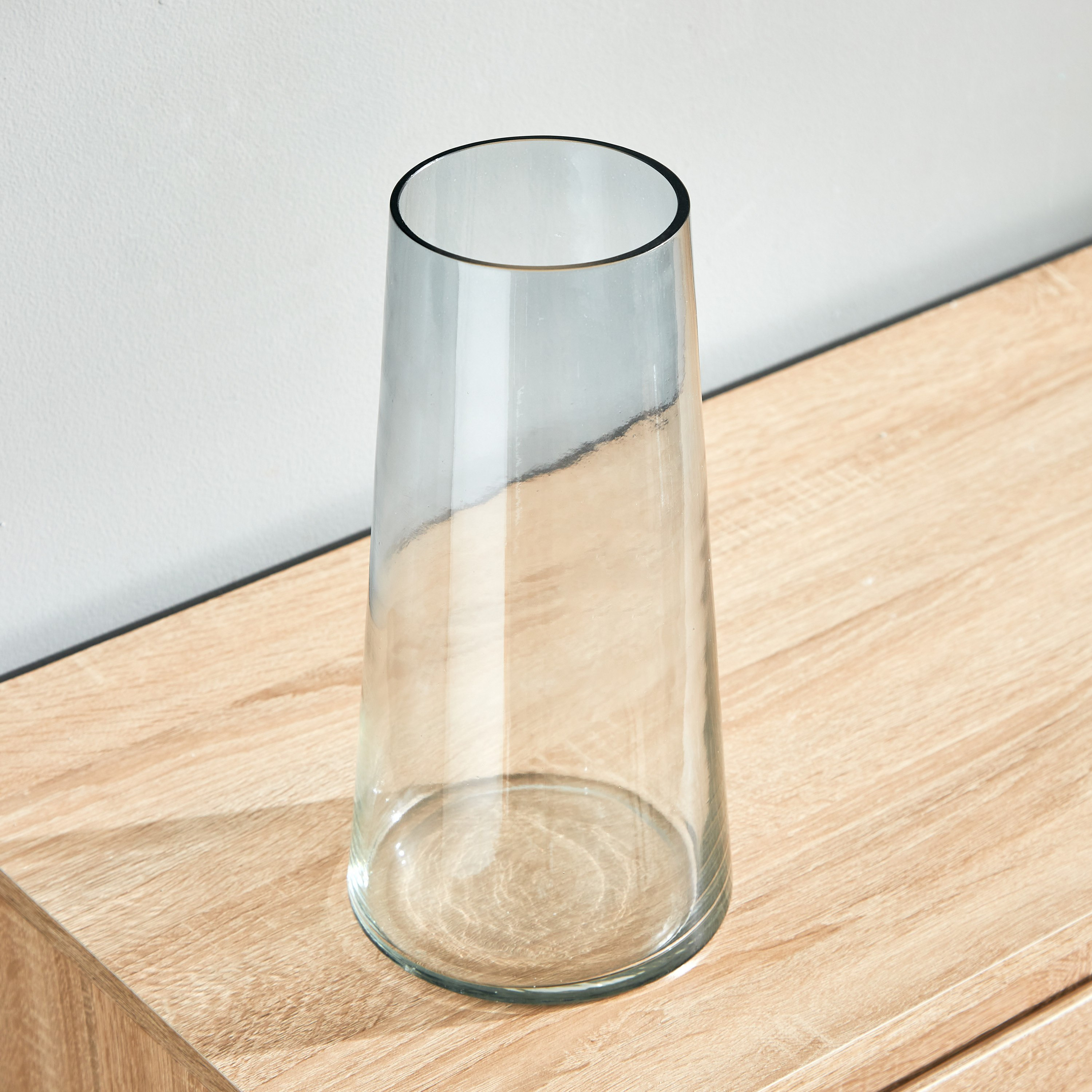 مزهرية زجاج كبيرة مدببة من أومبير - 13.9x30.4 سم-hbxbedroom-decorandaccessories-vases-image-2