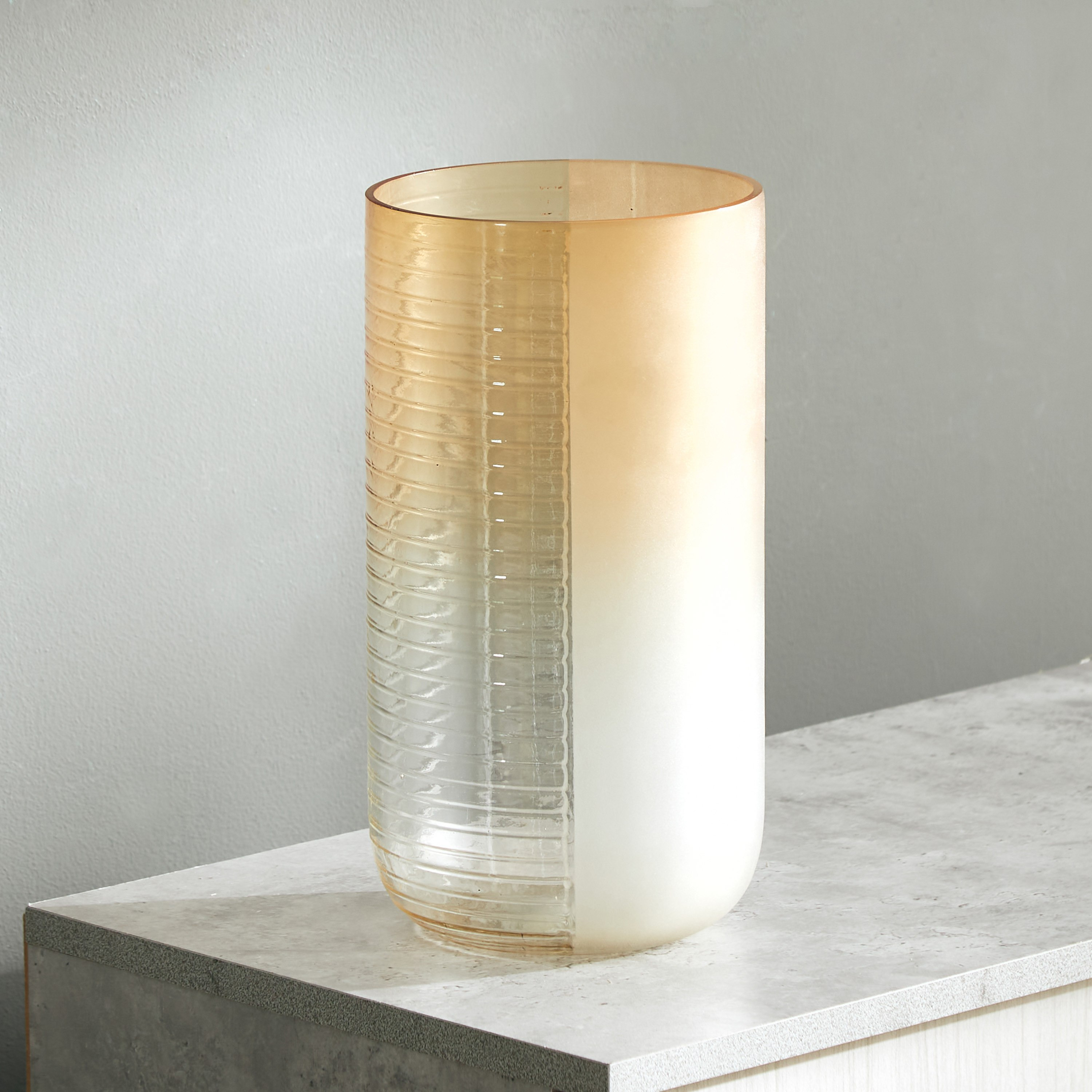 مزهرية زجاج كبيرة مضلّعة من أومبيري - 14.9x28.9 سم-hbxbedroom-decorandaccessories-vases-image-1