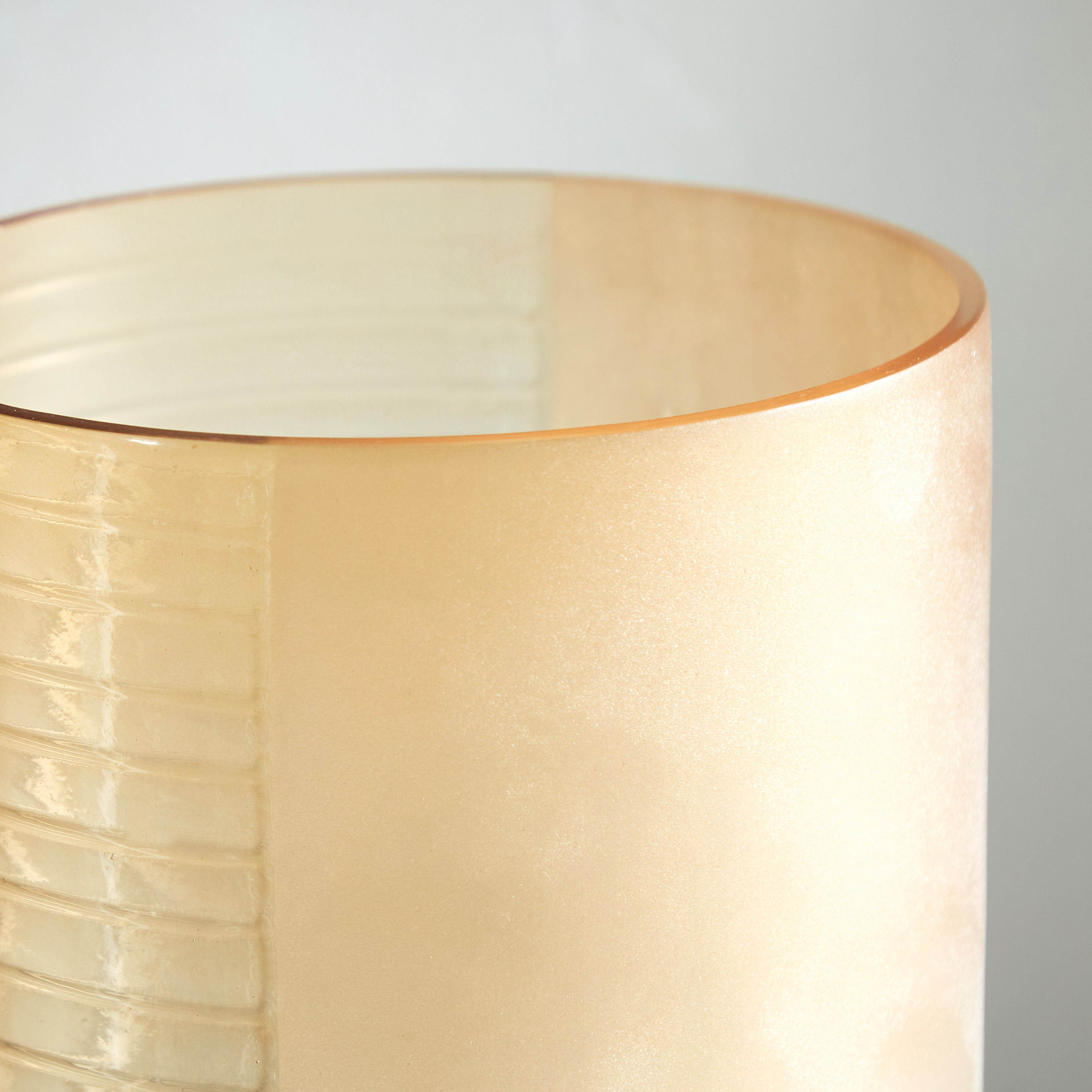 مزهرية زجاج كبيرة مضلّعة من أومبيري - 14.9x28.9 سم-hbxbedroom-decorandaccessories-vases-image-3