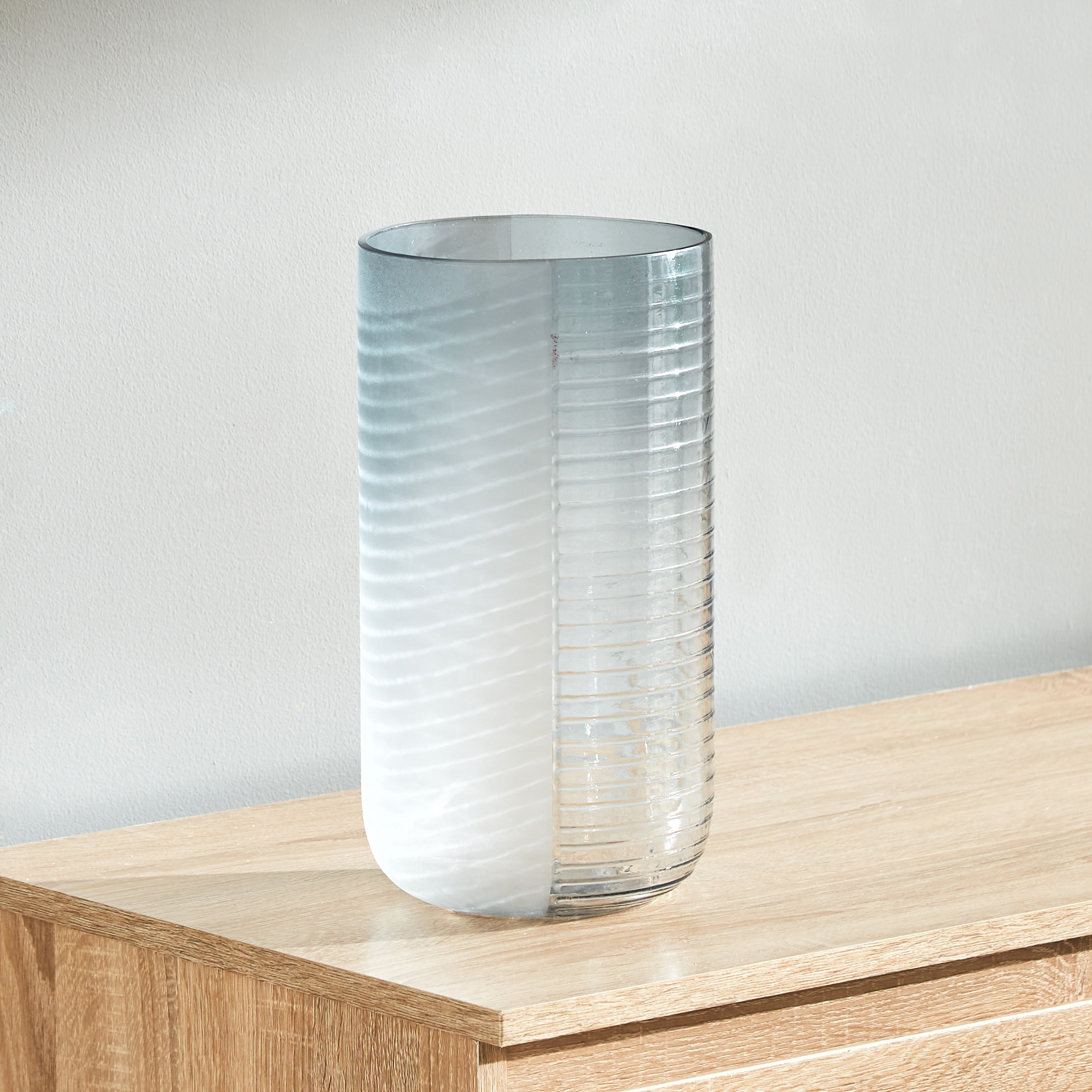 مزهرية زجاج كبيرة مضلّعة من أومبيري - 14.9x28.9 سم-hbxbedroom-decorandaccessories-vases-image-1