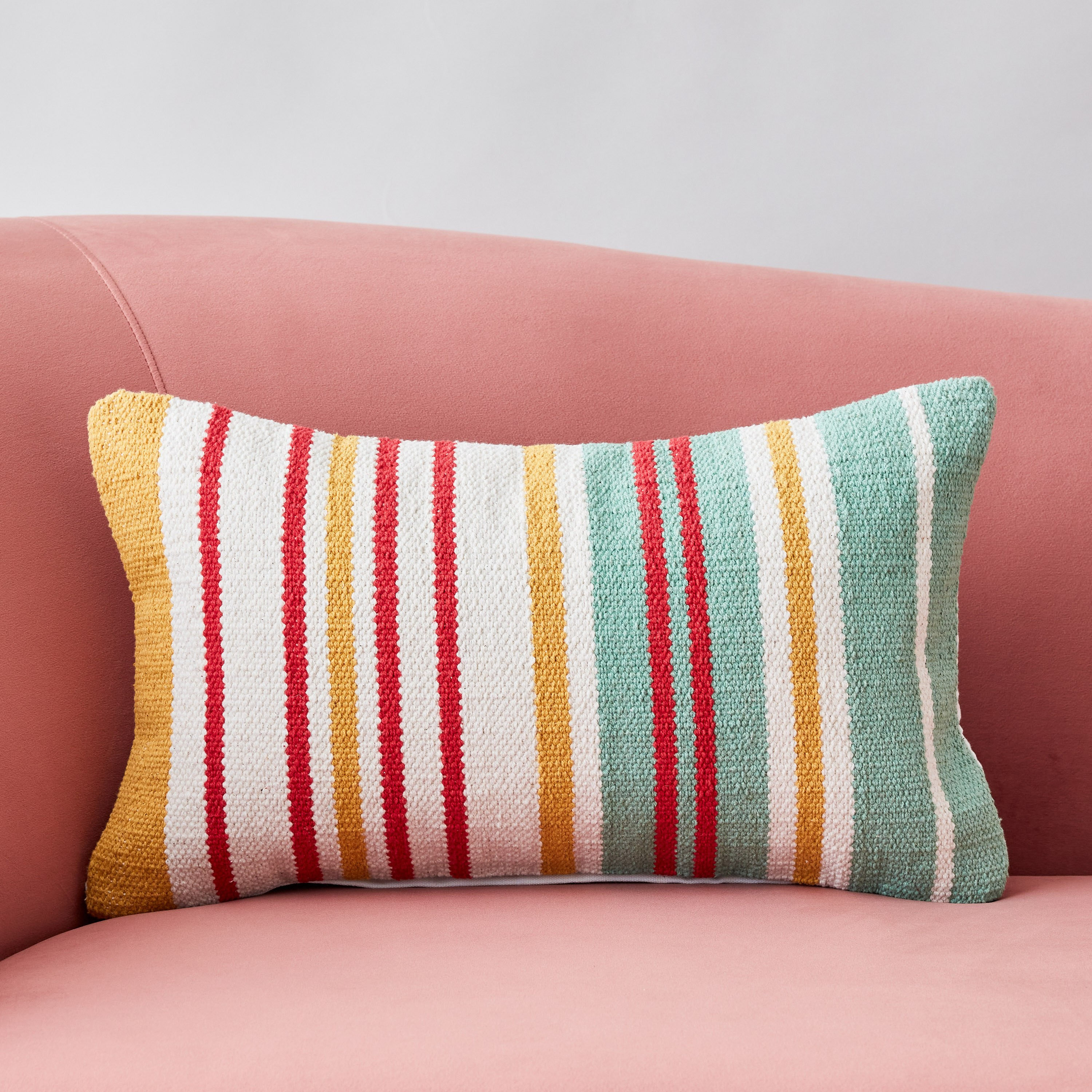 وسادة محشوة مقلّمة منسوجة يدويًا من صني ستيت لاري - 30x50 سم-hbxlivingroom-furnishings-cushionsandcovers-filledcushions-image-1