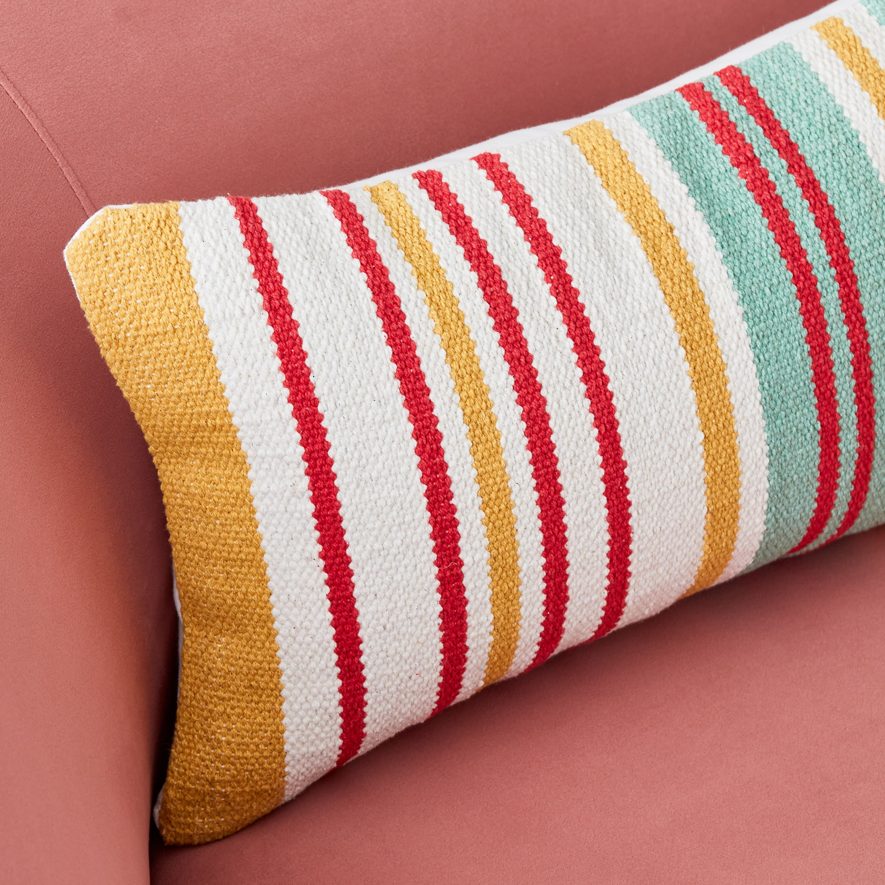وسادة محشوة مقلّمة منسوجة يدويًا من صني ستيت لاري - 30x50 سم-hbxlivingroom-furnishings-cushionsandcovers-filledcushions-image-2