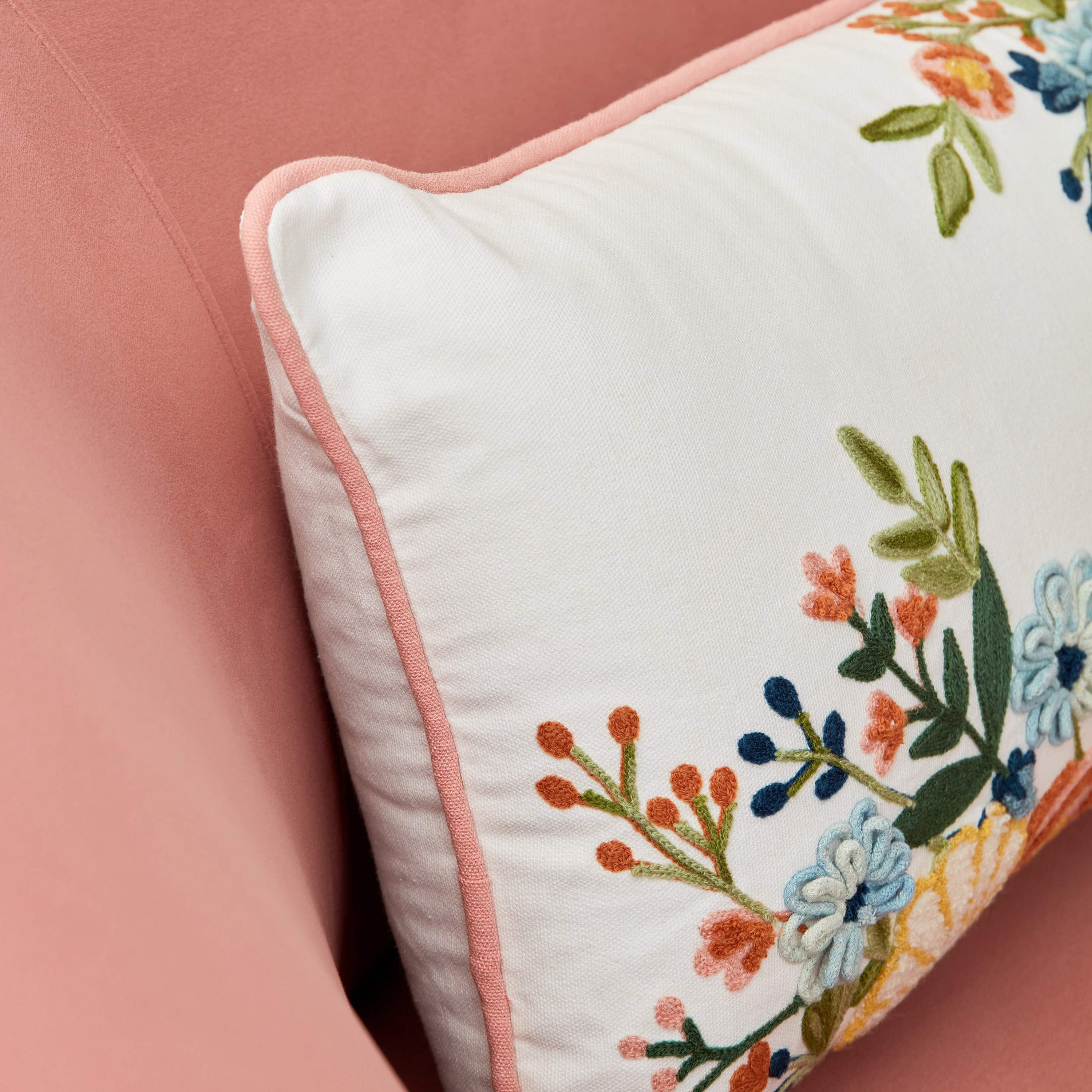 وسادة محشوّة بتطريز من بلووم ليلى - 30x50 سم-hbxlivingroom-furnishings-cushionsandcovers-filledcushions-image-2