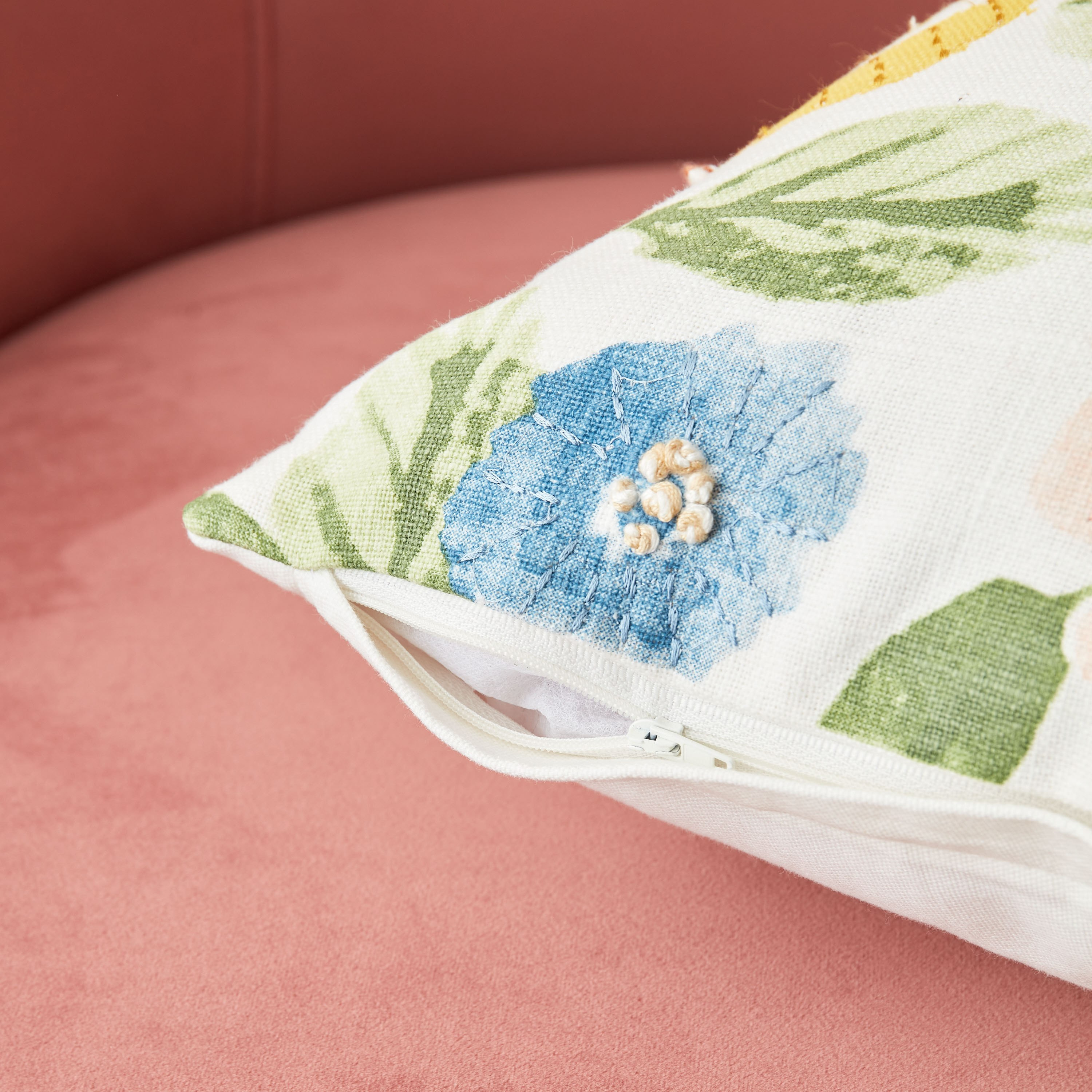 وسادة محشوّة بتطريز وطبعات من بلووم كالي - 45x45 سم-hbxlivingroom-furnishings-cushionsandcovers-filledcushions-image-4