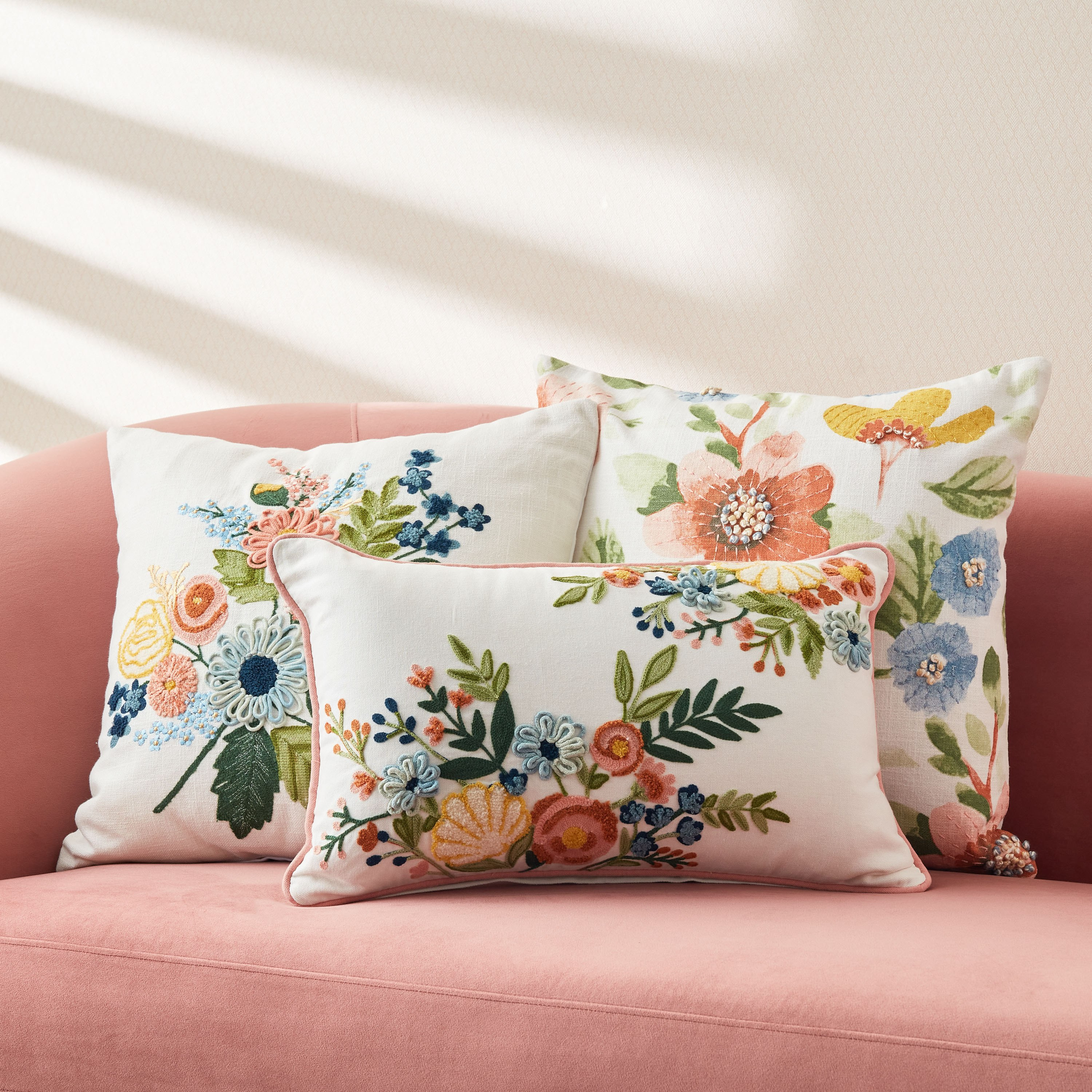 وسادة محشوّة بتطريز وطبعات من بلووم كالي - 45x45 سم-hbxlivingroom-furnishings-cushionsandcovers-filledcushions-image-5