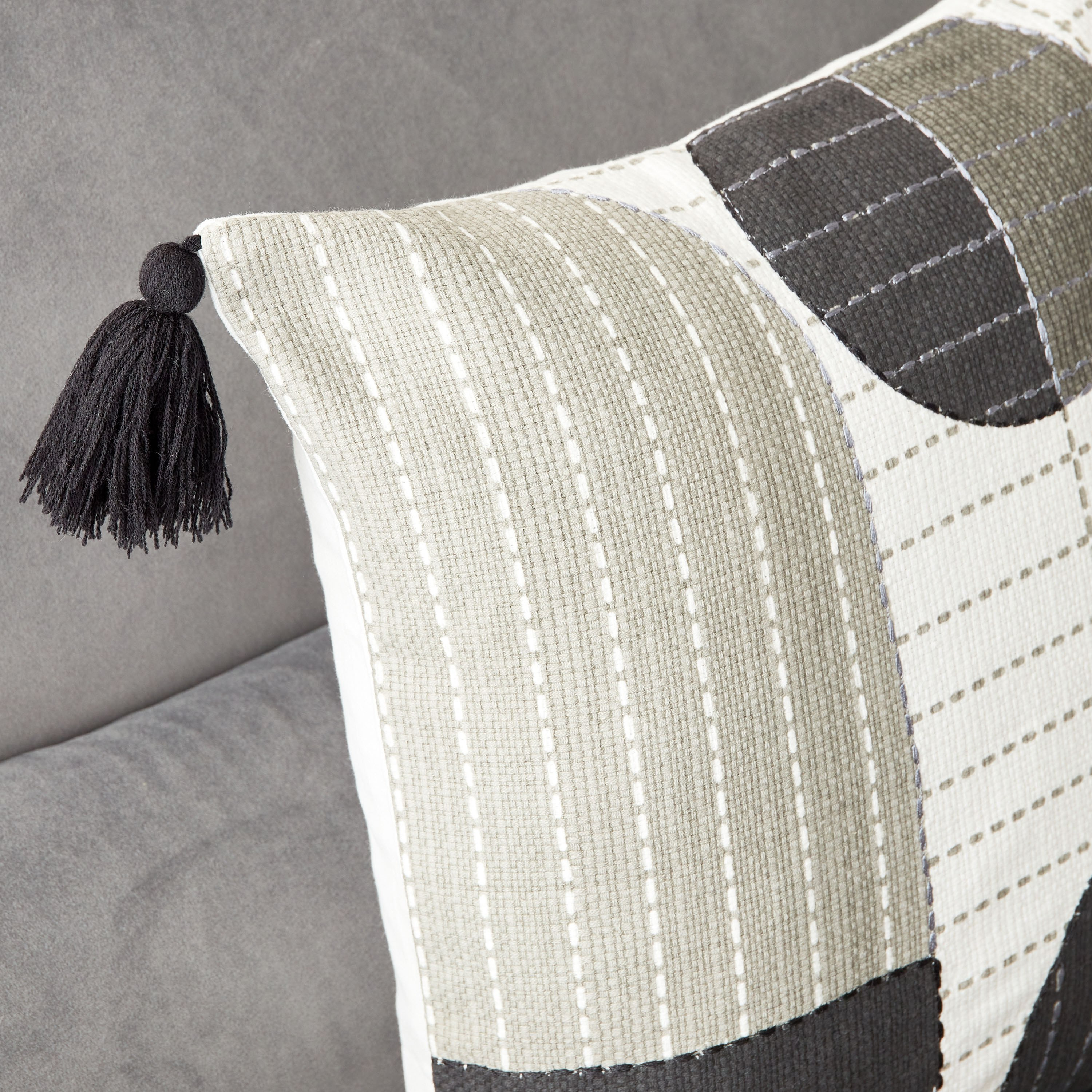 غطاء وسادة بدرزات من بي & دبليو داريل - 45x45 سم-hbxhomeware-cushionsandcovers-cushioncovers-image-2
