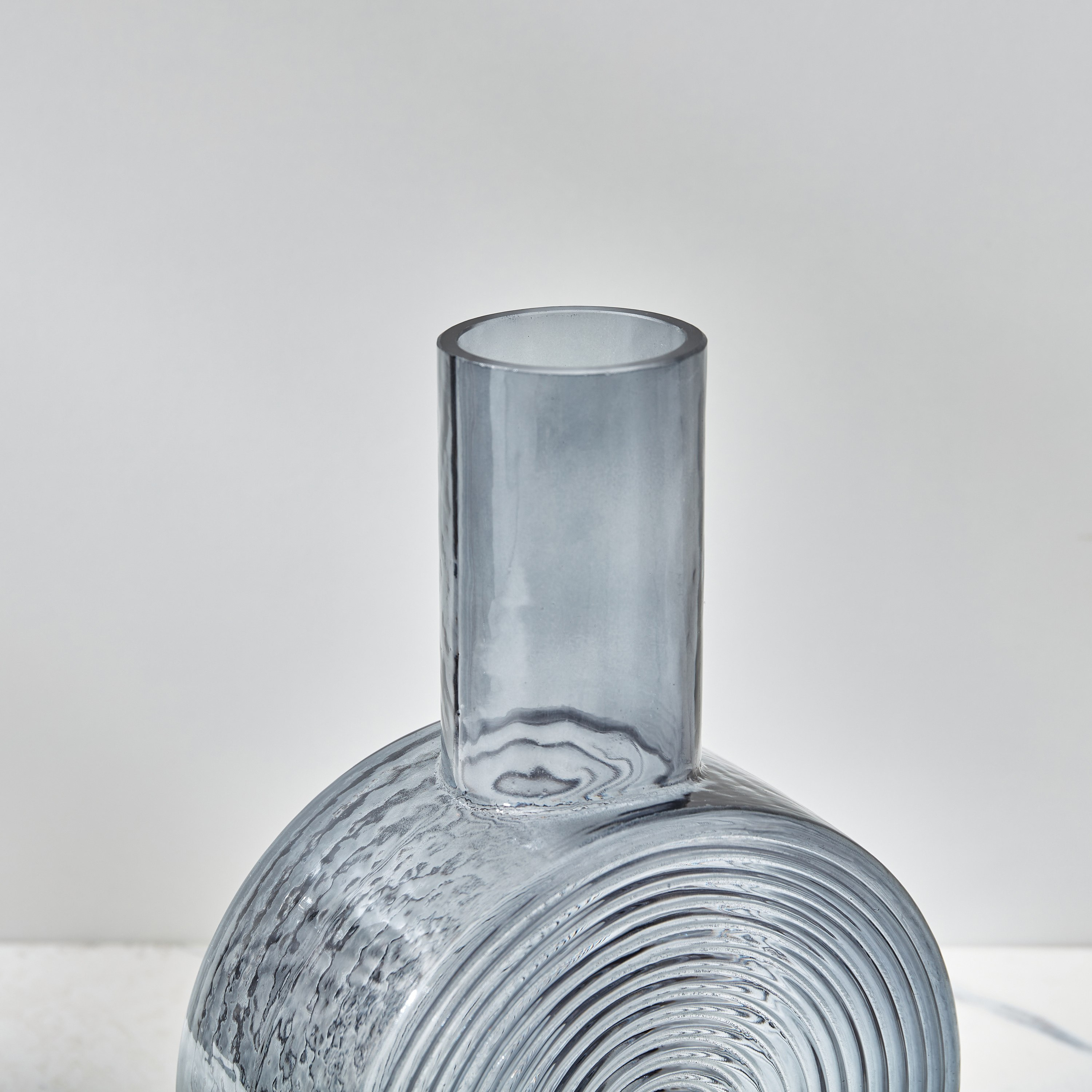 مزهرية زجاجية مضلعة من أوريك-hbxbedroom-decorandaccessories-vases-image-3