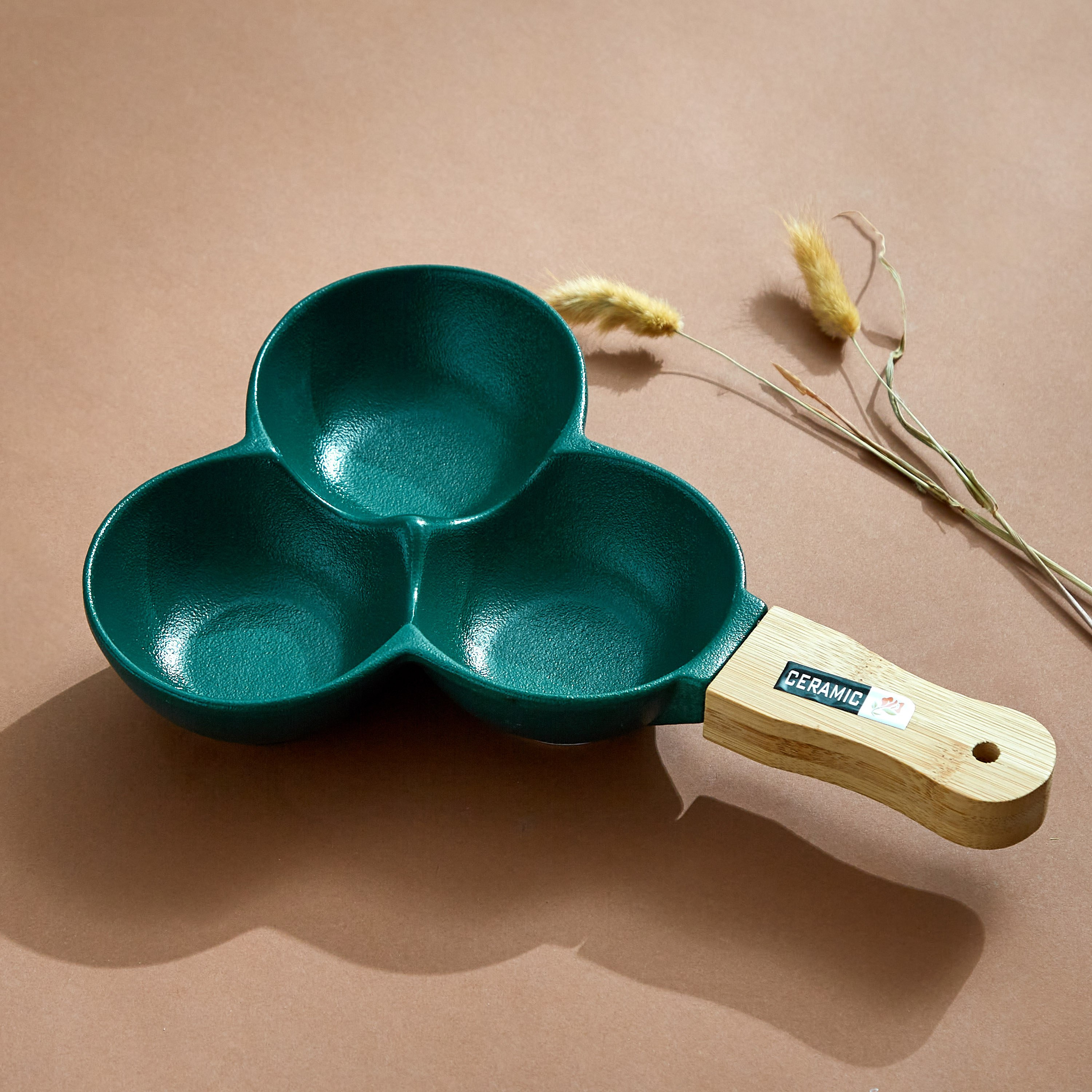 صحن سيراميك بمقبض خيزران من آميتي - 4.5x19.5x4.5 سم-hbxdecorandfurnishings-tabletop-serveware-image-1