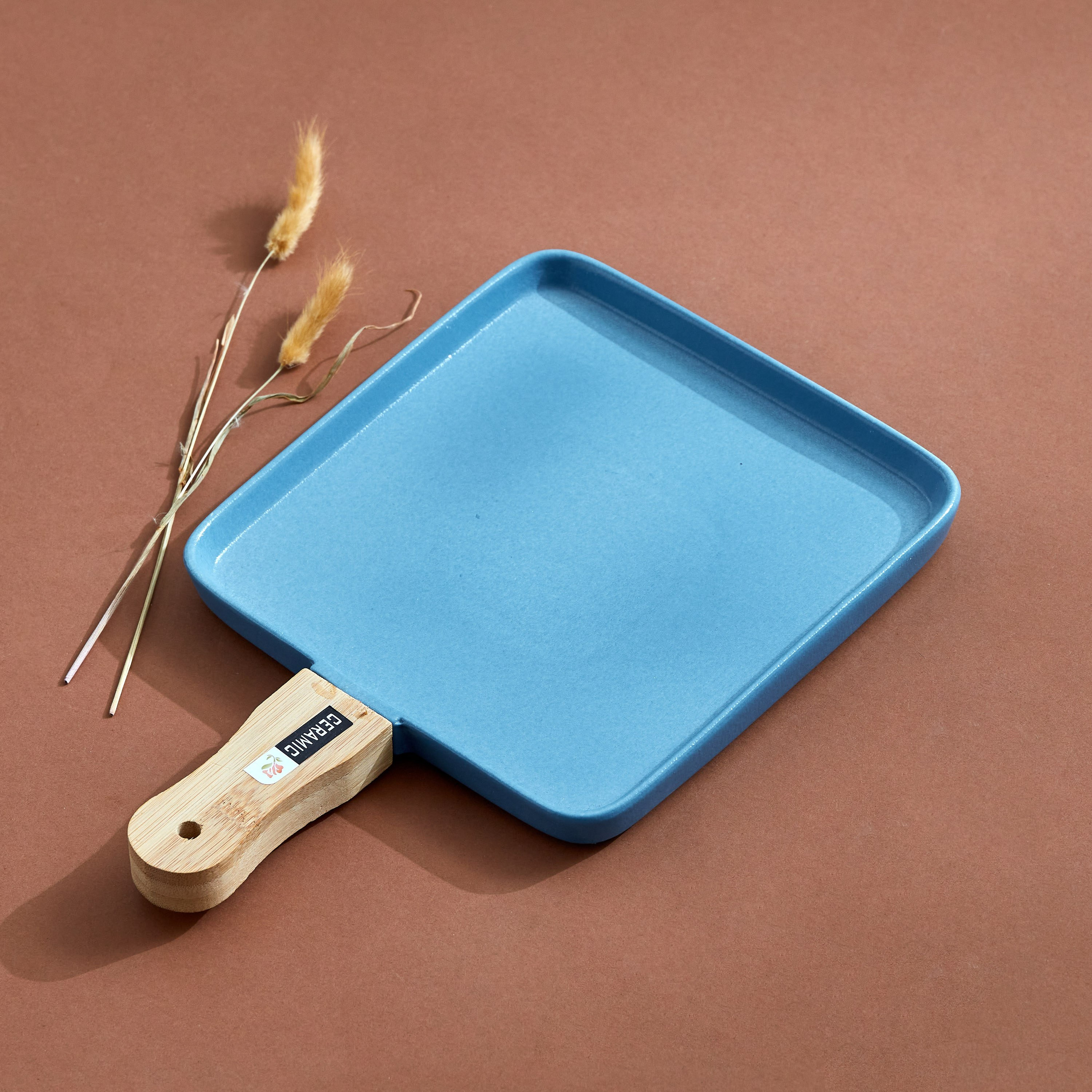 صحن سيراميك بمقبض خيزران من آميتي - 31x20x3 سم-hbxdecorandfurnishings-tabletop-serveware-image-1