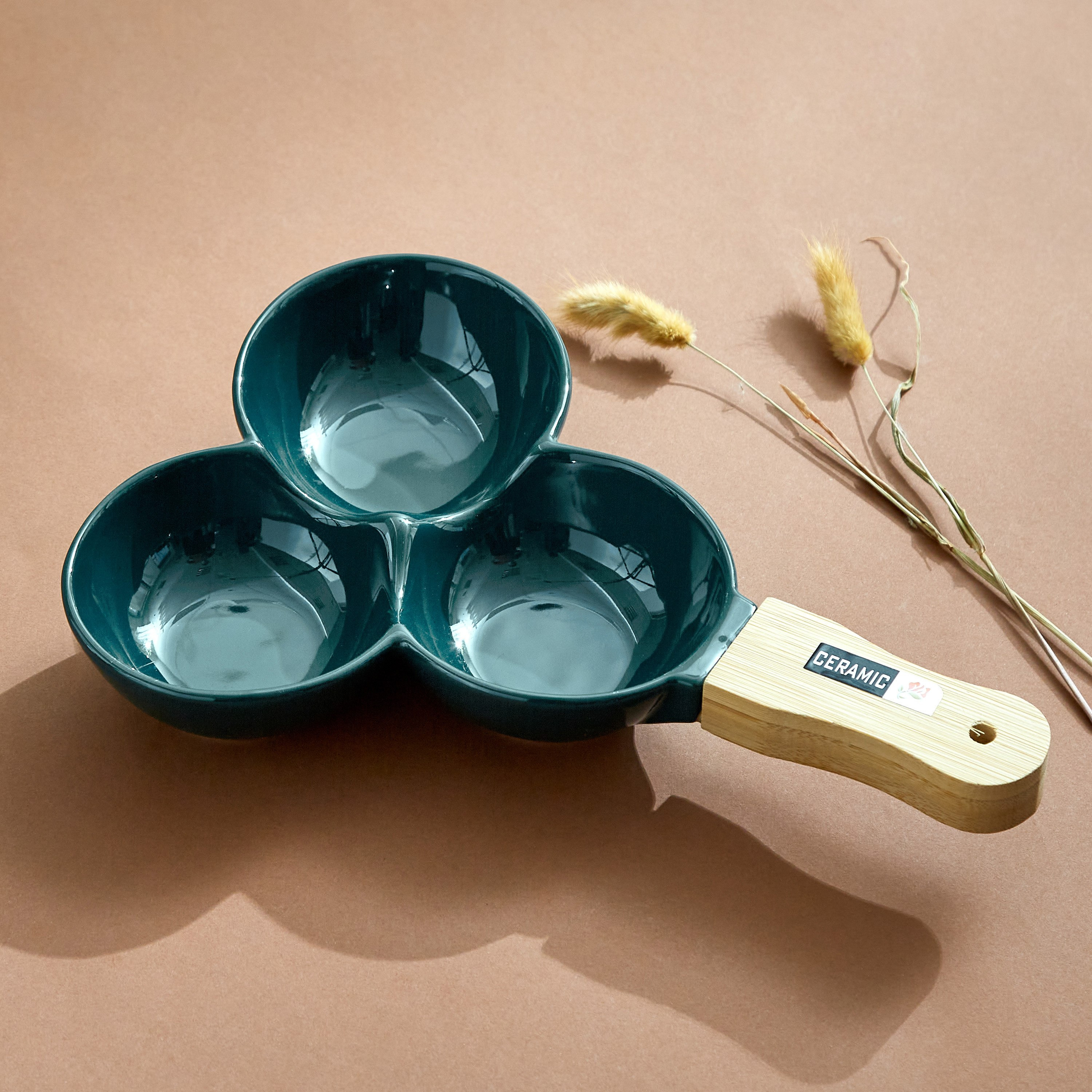 وعاء سيراميك ثلاثي الأقسام بمقبض خيزران من آميتي - 29.5x20x4.5 سم-hbxdecorandfurnishings-tabletop-serveware-image-1