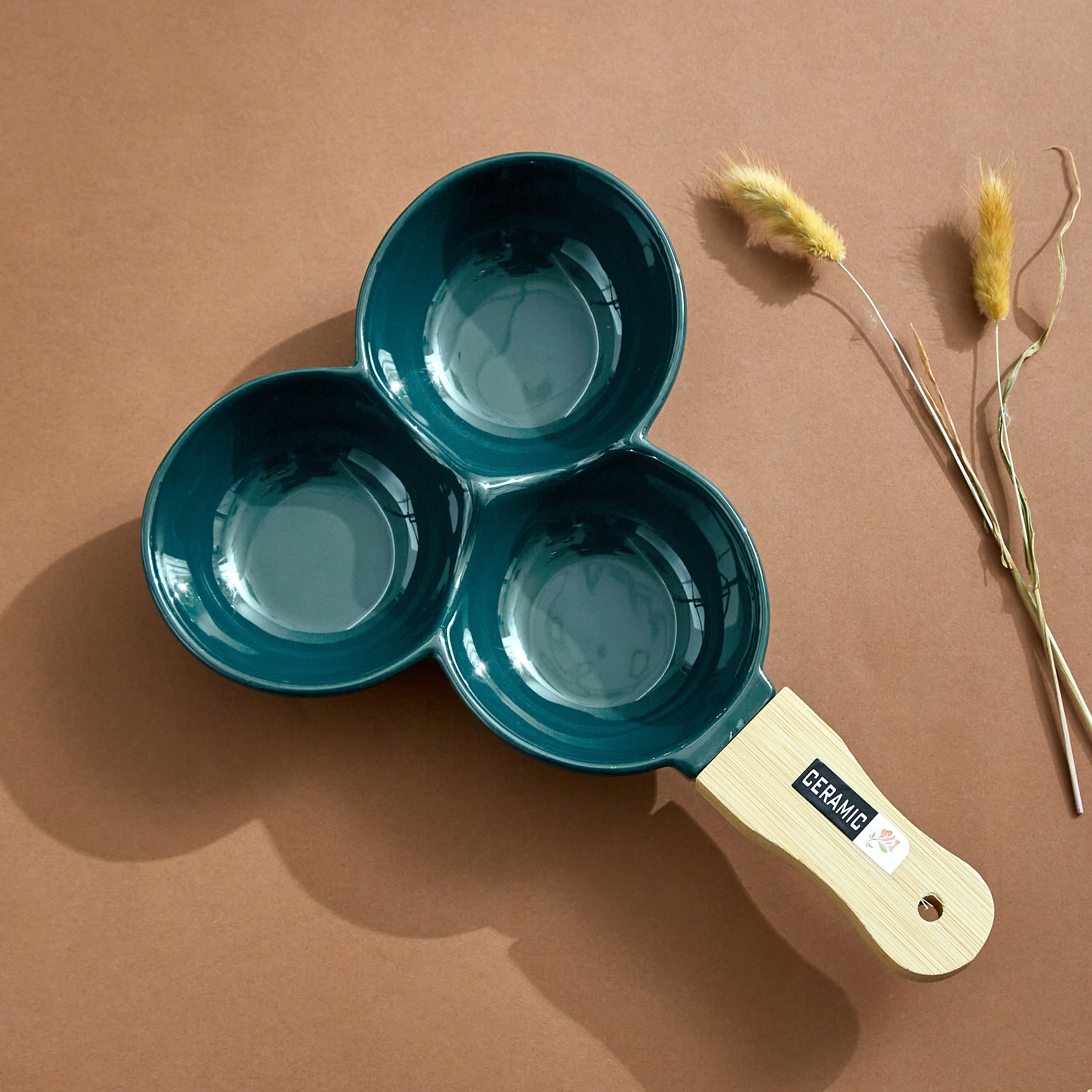 وعاء سيراميك ثلاثي الأقسام بمقبض خيزران من آميتي - 29.5x20x4.5 سم-hbxdecorandfurnishings-tabletop-serveware-image-2