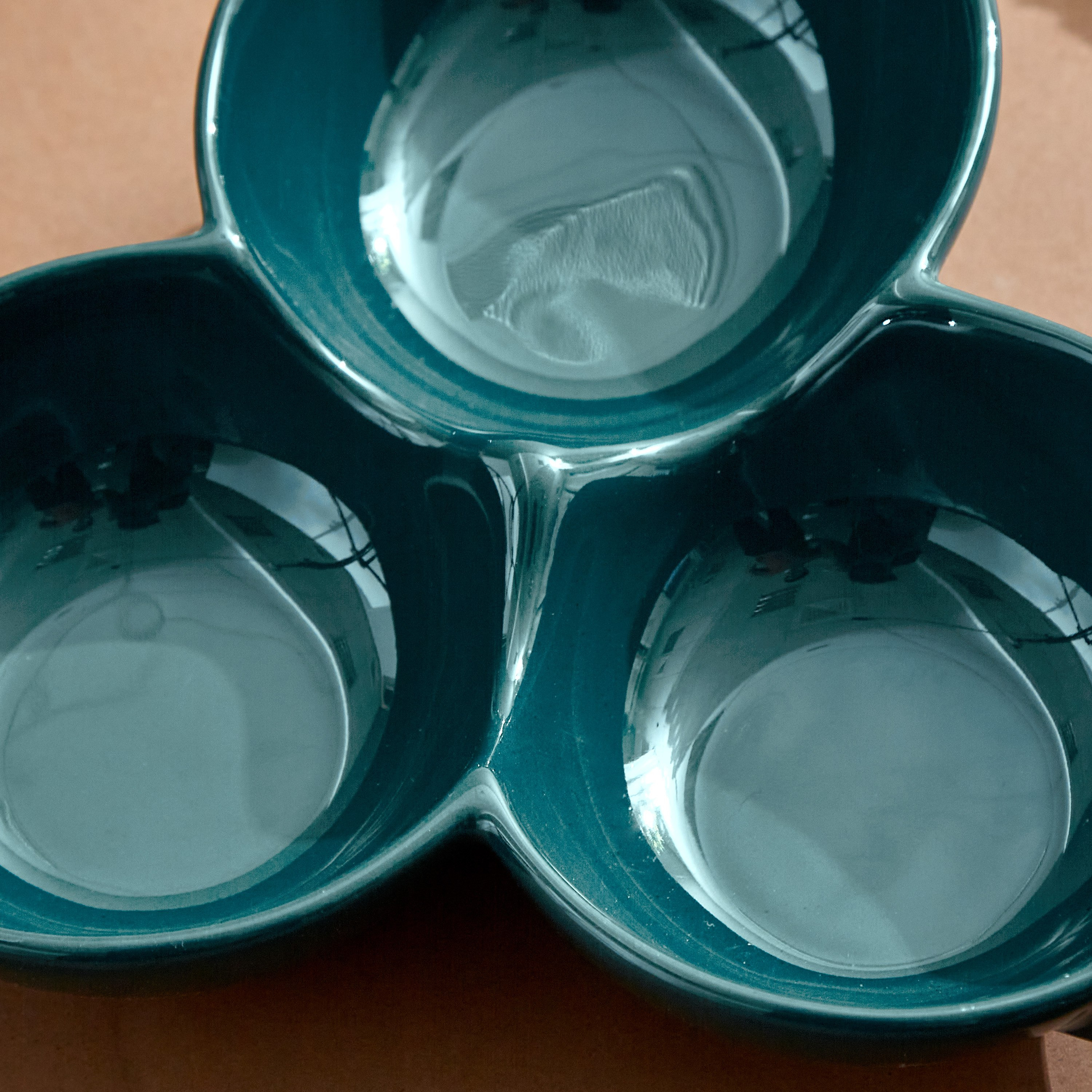 وعاء سيراميك ثلاثي الأقسام بمقبض خيزران من آميتي - 29.5x20x4.5 سم-hbxdecorandfurnishings-tabletop-serveware-image-3