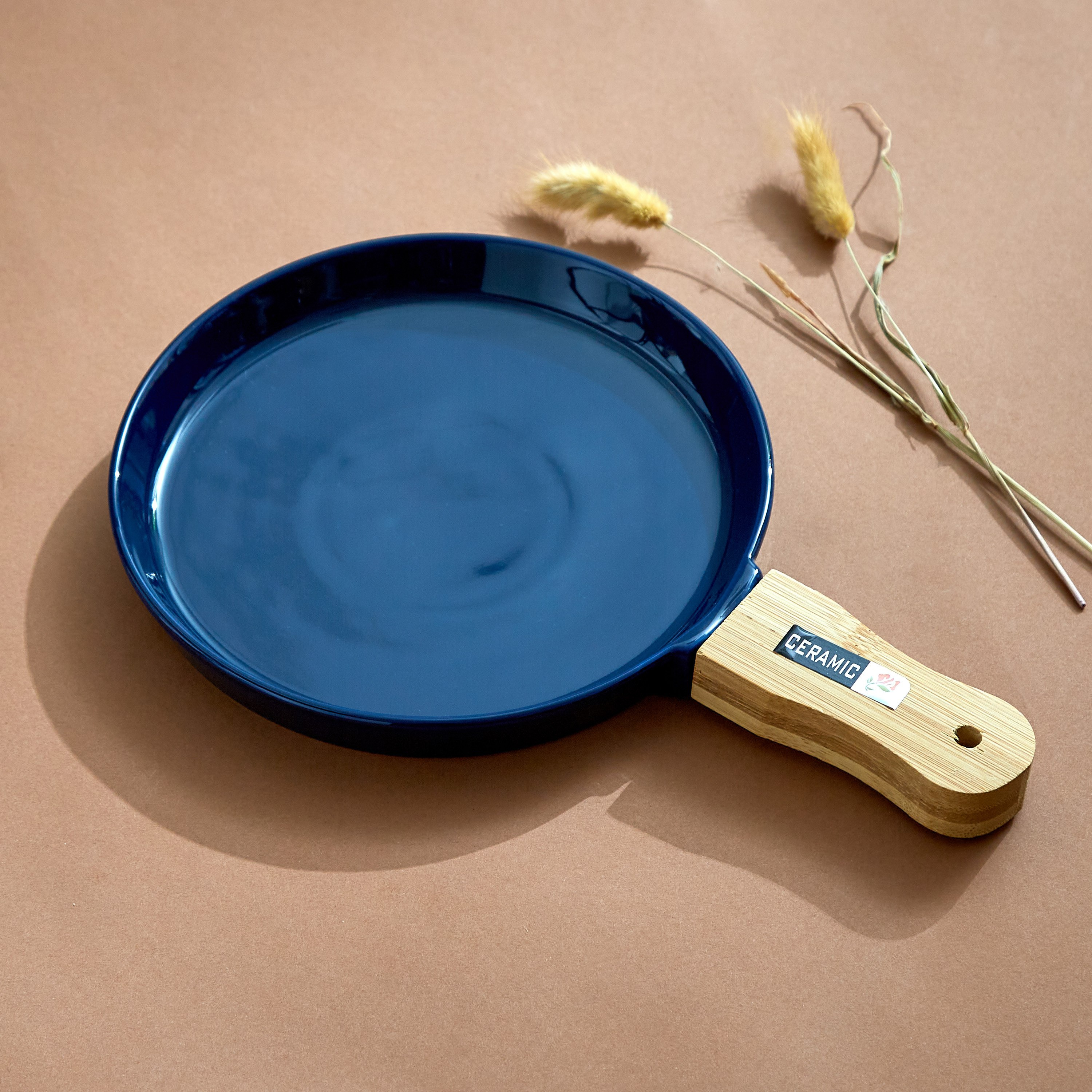 صحن سيراميك بمقبض خيزران من آميتي - 30x20x3 سم-hbxdecorandfurnishings-tabletop-serveware-image-1