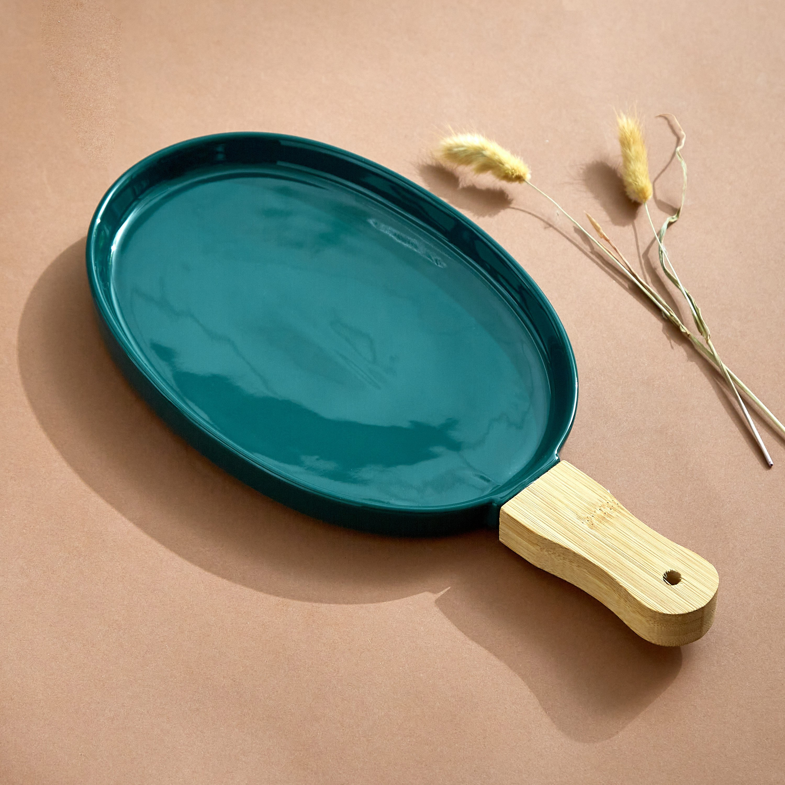 صحن سيراميك بمقبض خيزران من آميتي - 35.5x17x3.5 سم-hbxdecorandfurnishings-tabletop-serveware-image-1