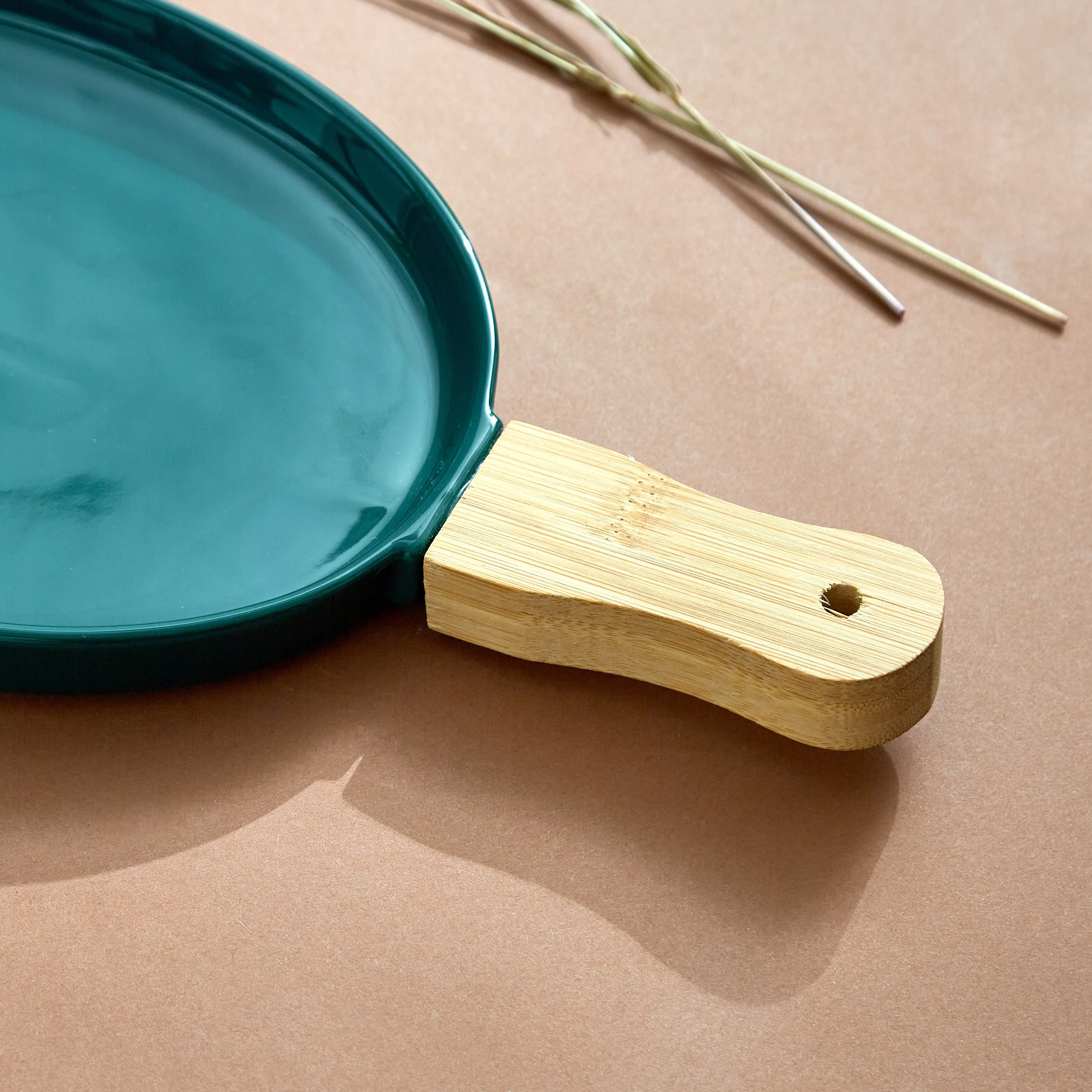 صحن سيراميك بمقبض خيزران من آميتي - 35.5x17x3.5 سم-hbxdecorandfurnishings-tabletop-serveware-image-4