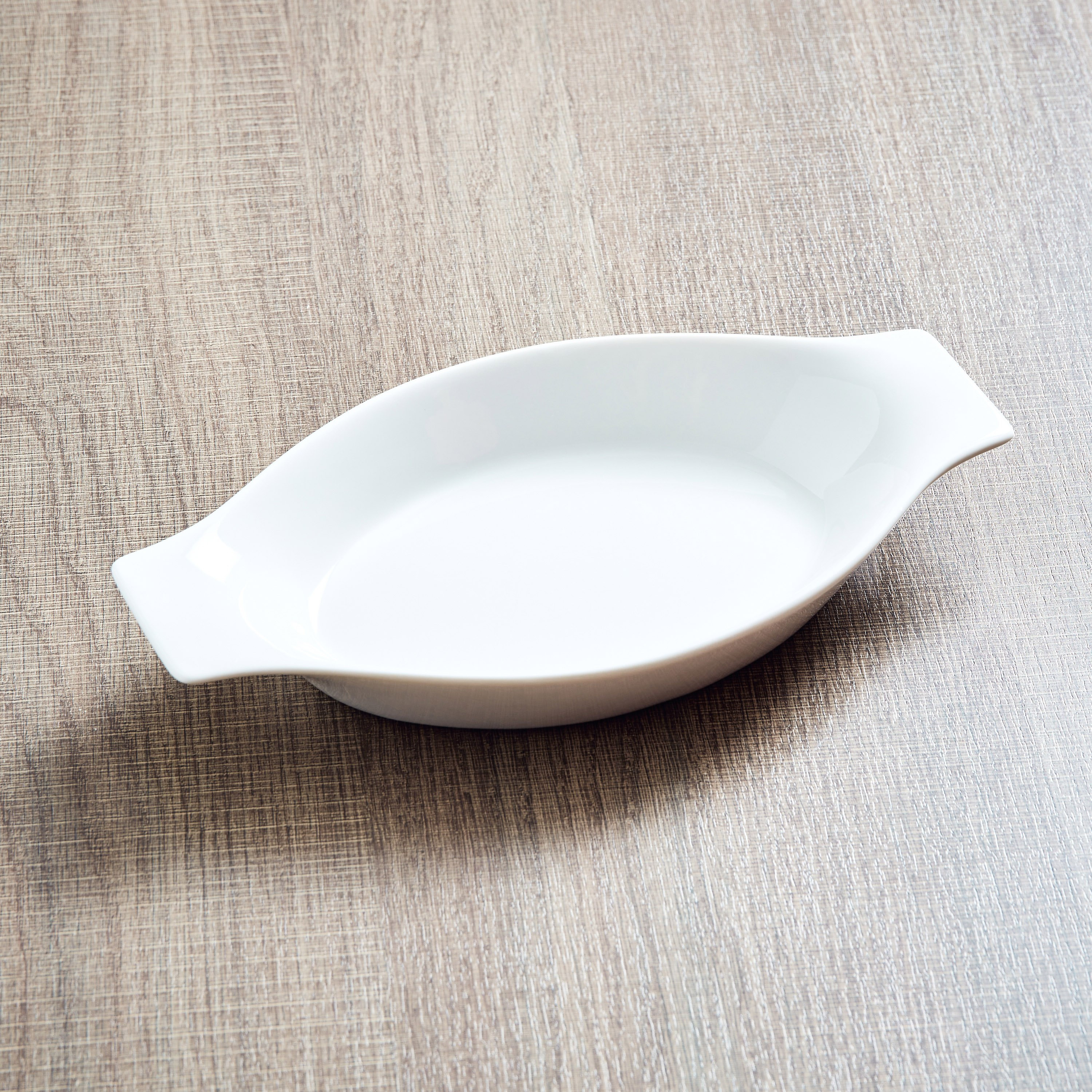 صحن تقديم بشكل بانانا من هوسبيتاليتي - 26 سم-hbxdecorandfurnishings-tabletop-crockery-image-1