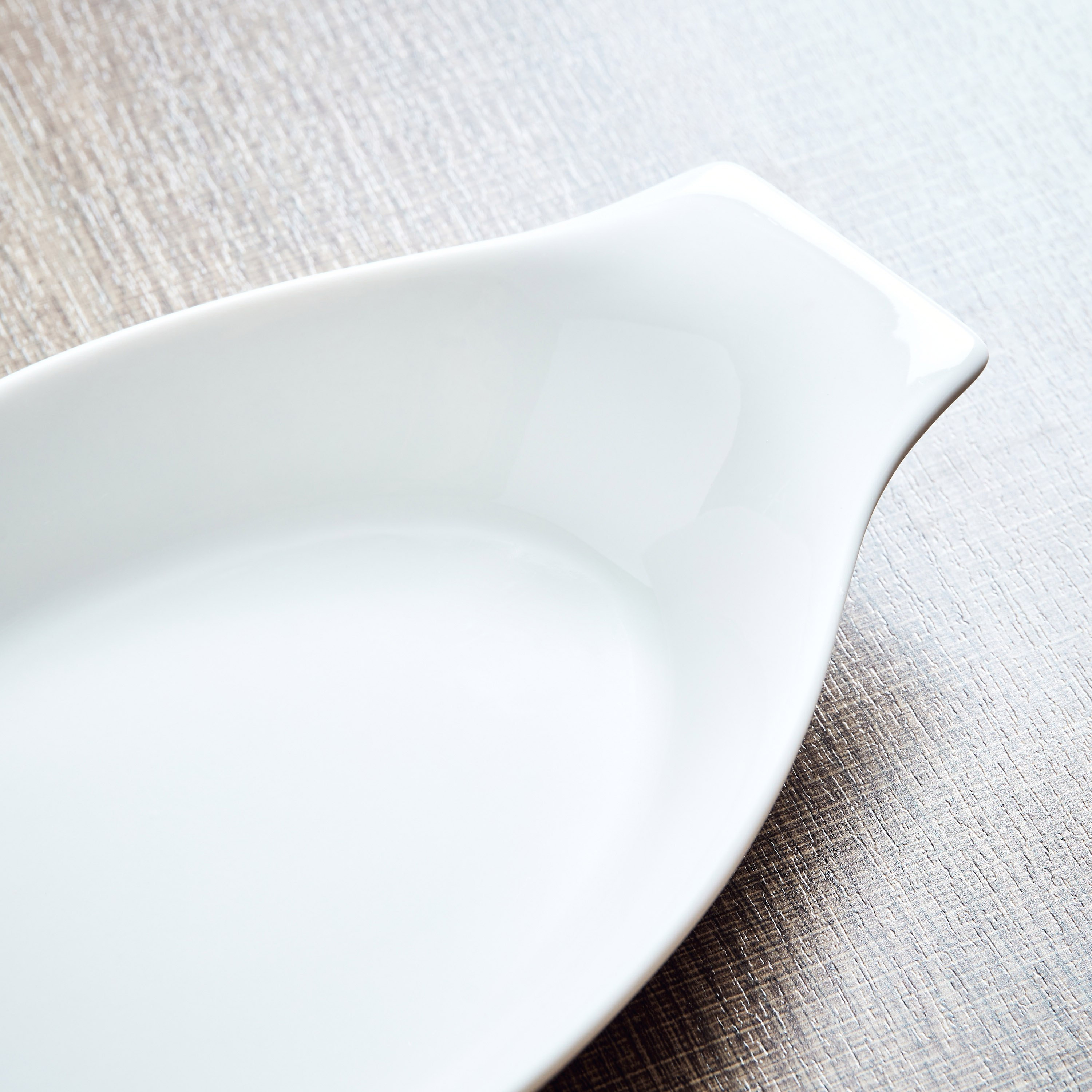 صحن تقديم بشكل بانانا من هوسبيتاليتي - 26 سم-hbxdecorandfurnishings-tabletop-crockery-image-3