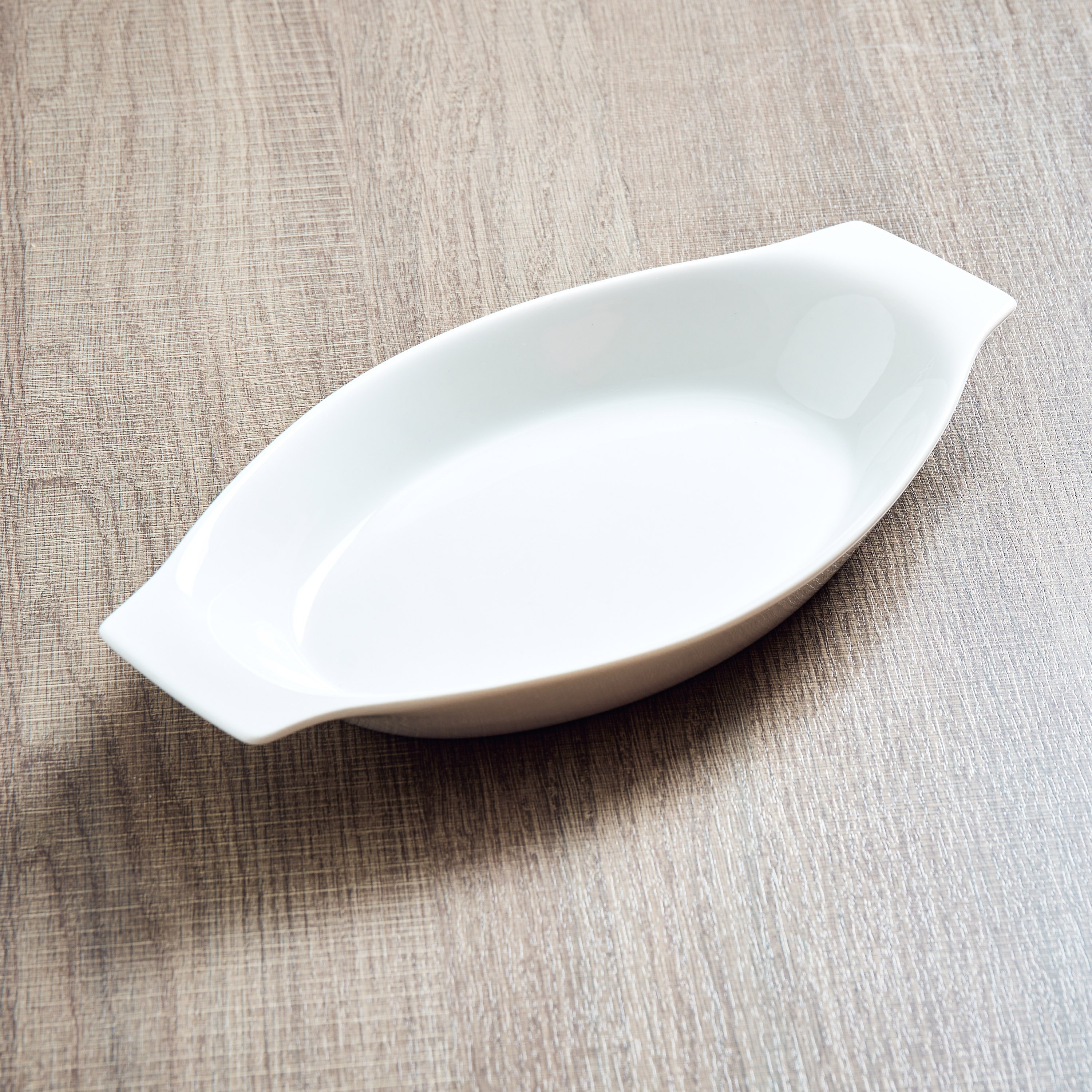 صحن تقديم بشكل بانانا من هوسبيتاليتي - 31 سم-hbxdecorandfurnishings-tabletop-crockery-image-1