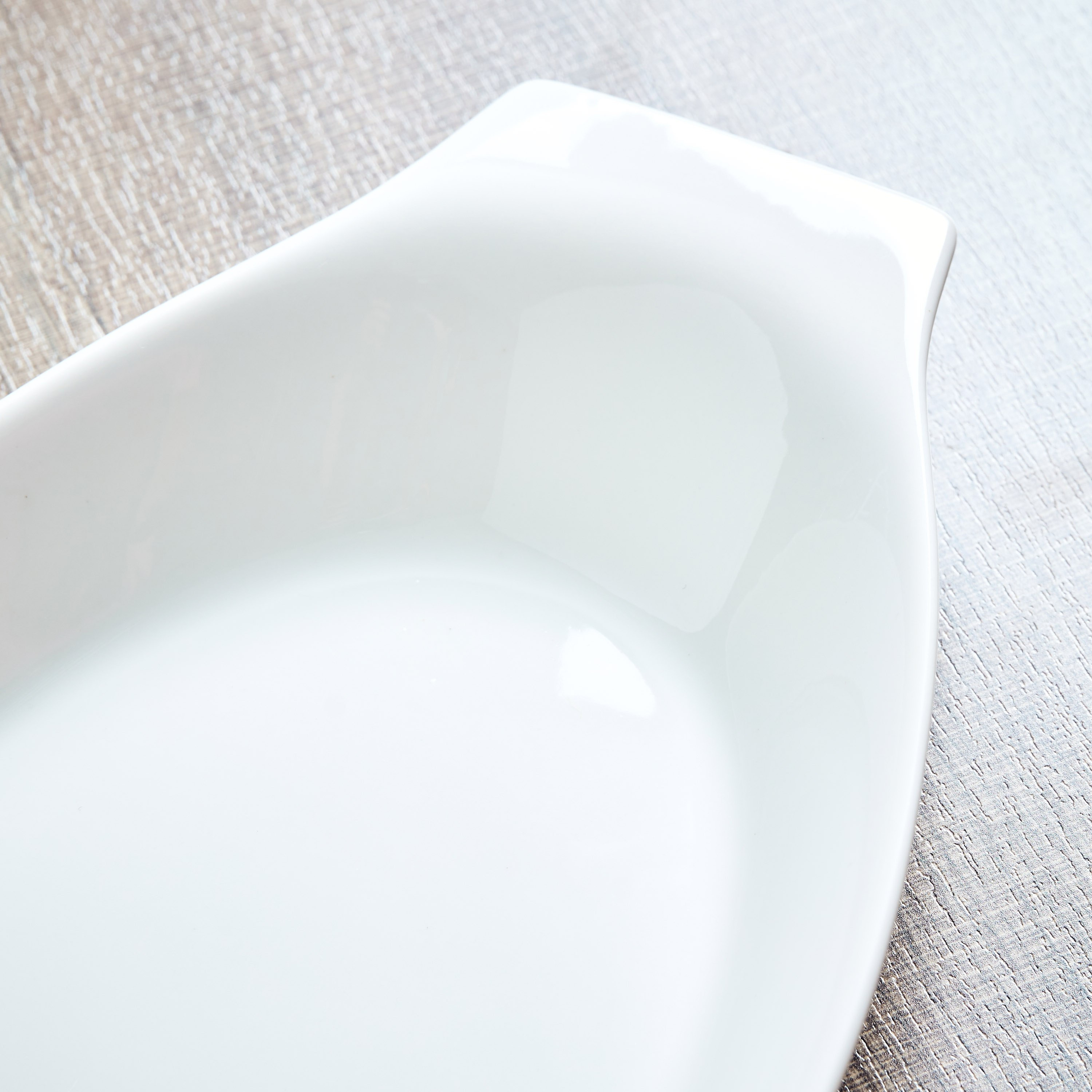 صحن تقديم بشكل بانانا من هوسبيتاليتي - 31 سم-hbxdecorandfurnishings-tabletop-crockery-image-3