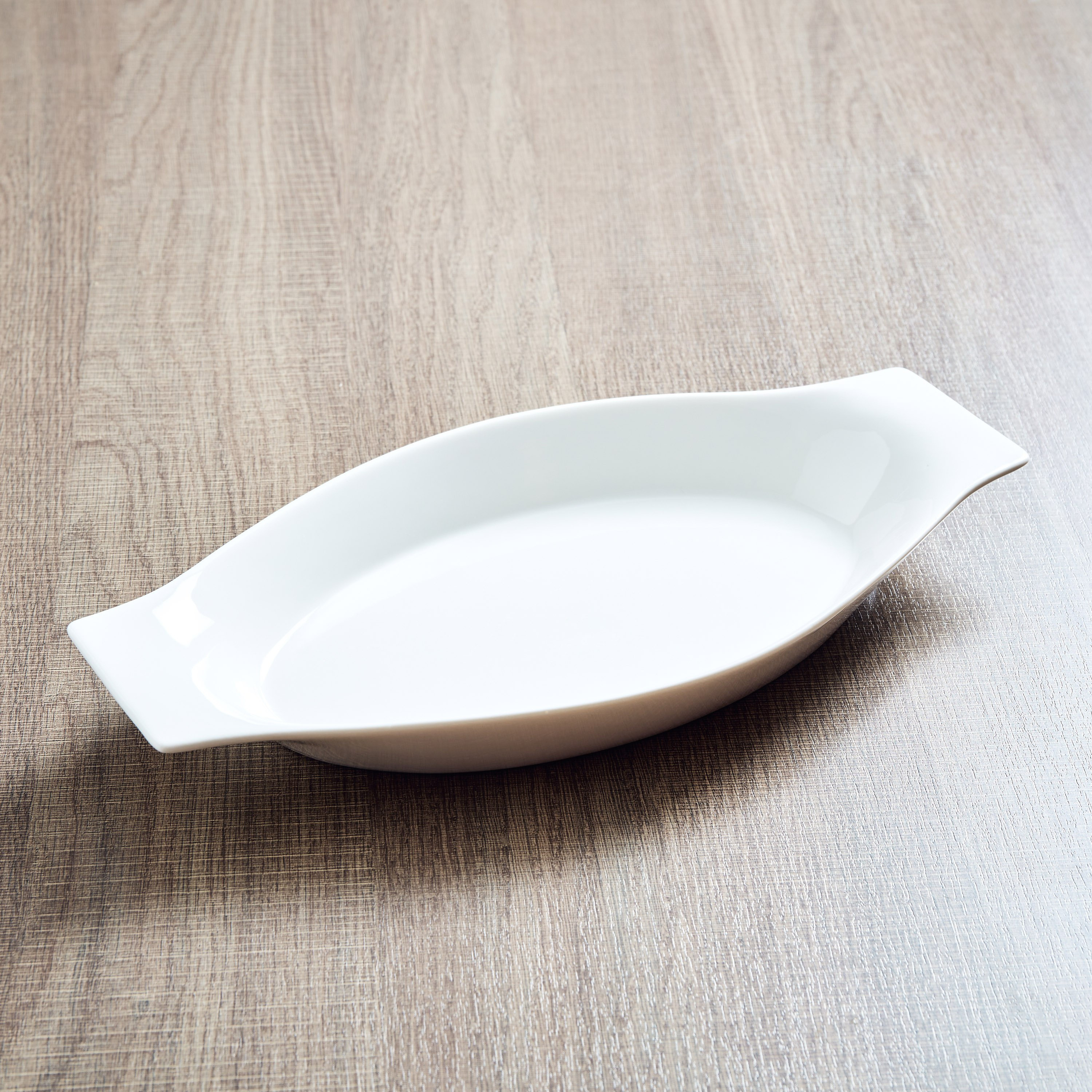 صحن تقديم بشكل بانانا من هوسبيتاليتي - 36 سم-hbxdecorandfurnishings-tabletop-crockery-image-1