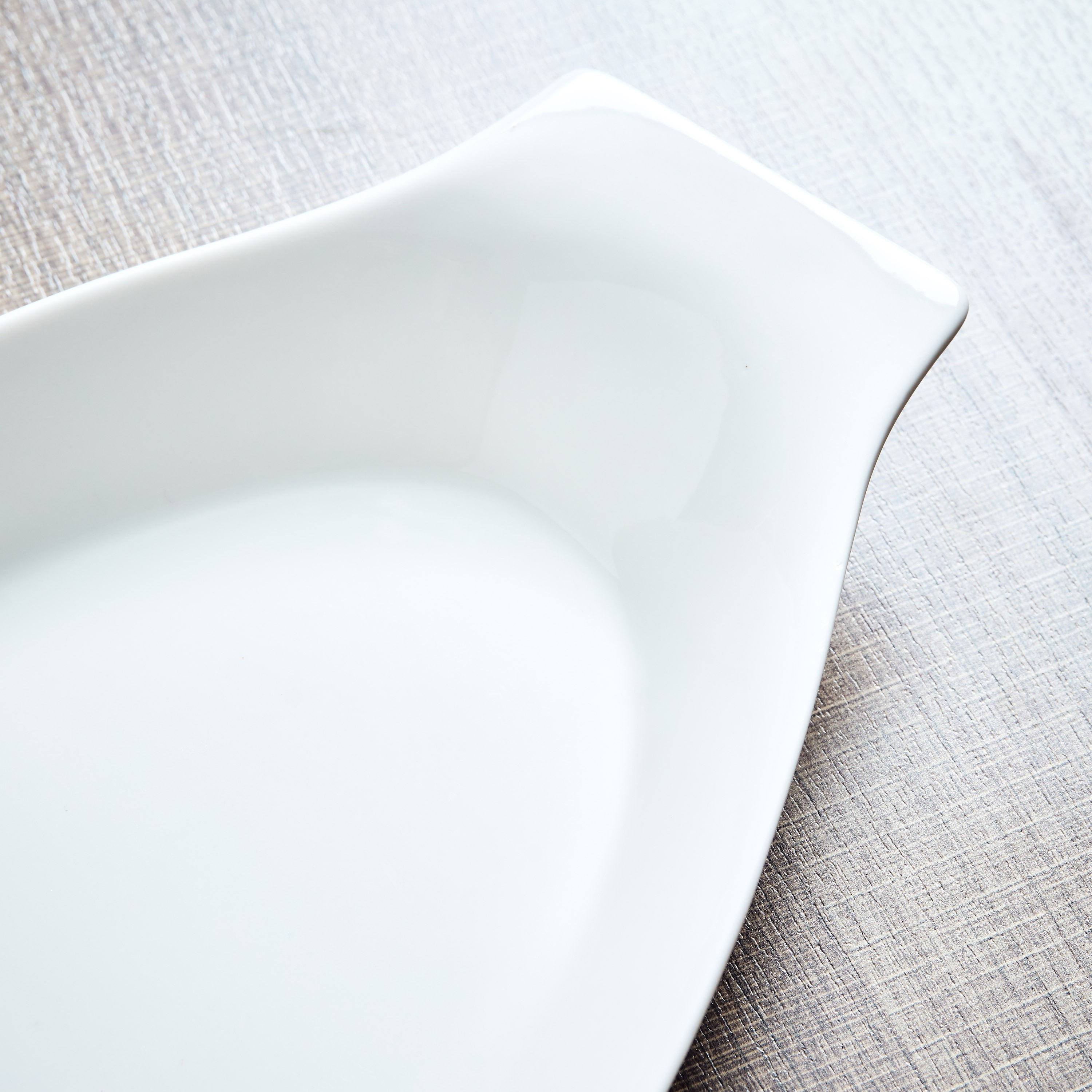 صحن تقديم بشكل بانانا من هوسبيتاليتي - 36 سم-hbxdecorandfurnishings-tabletop-crockery-image-3